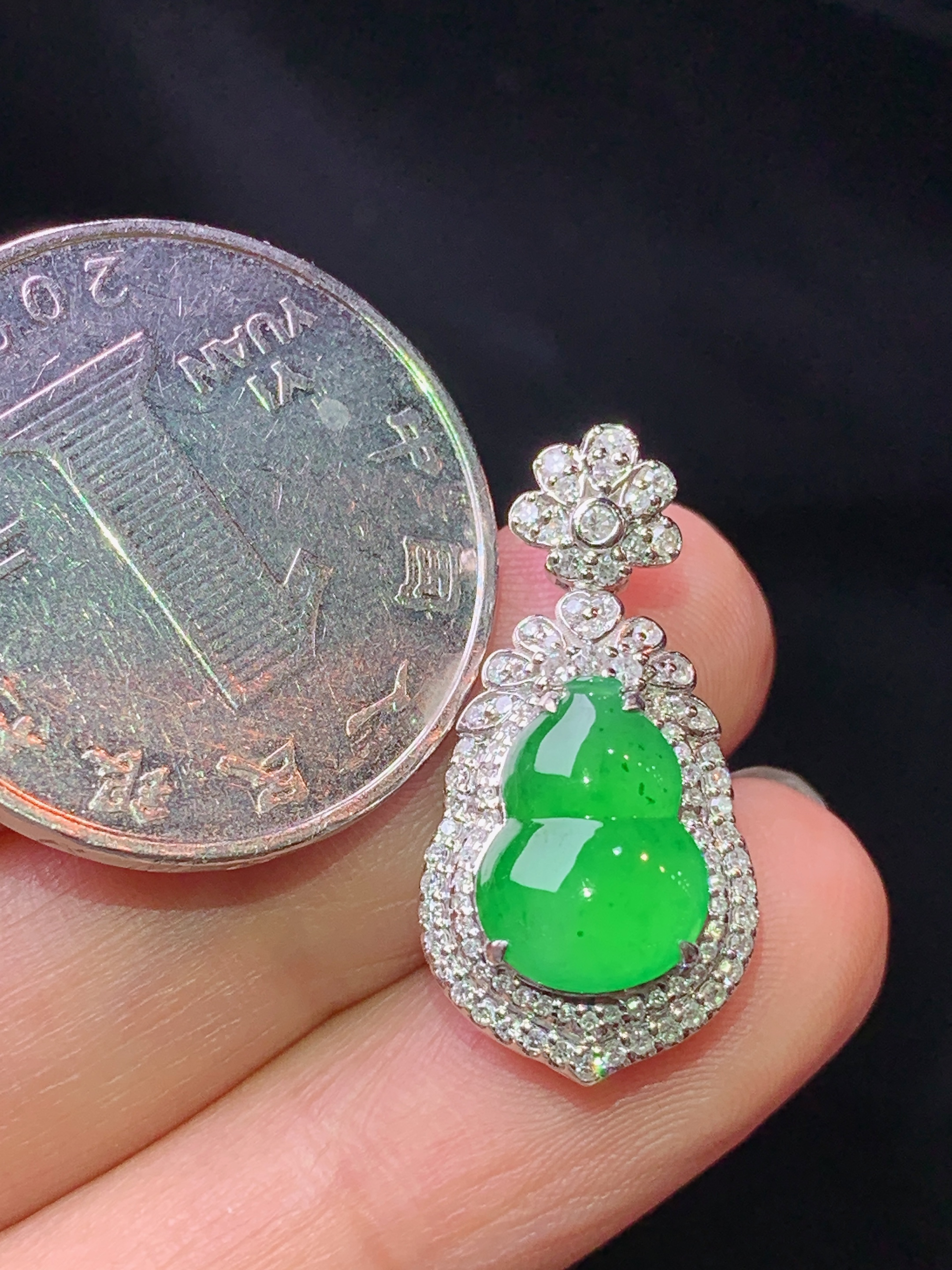 18k金钻镶嵌满绿葫芦吊坠 玉质细腻 色泽艳丽清新 水润亮眼 整体尺寸24.8*12.5*8h1