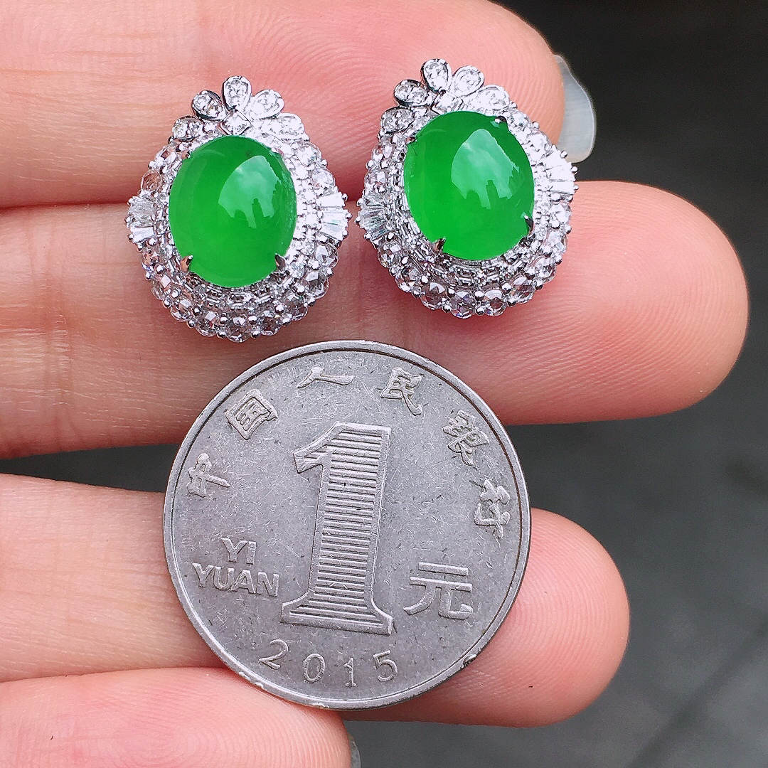 阳绿蛋面耳钉，色泽均匀艳丽，玉质细腻，荧光感超
强，饱满圆润，尽显优雅气质，18k
金豪华镶嵌