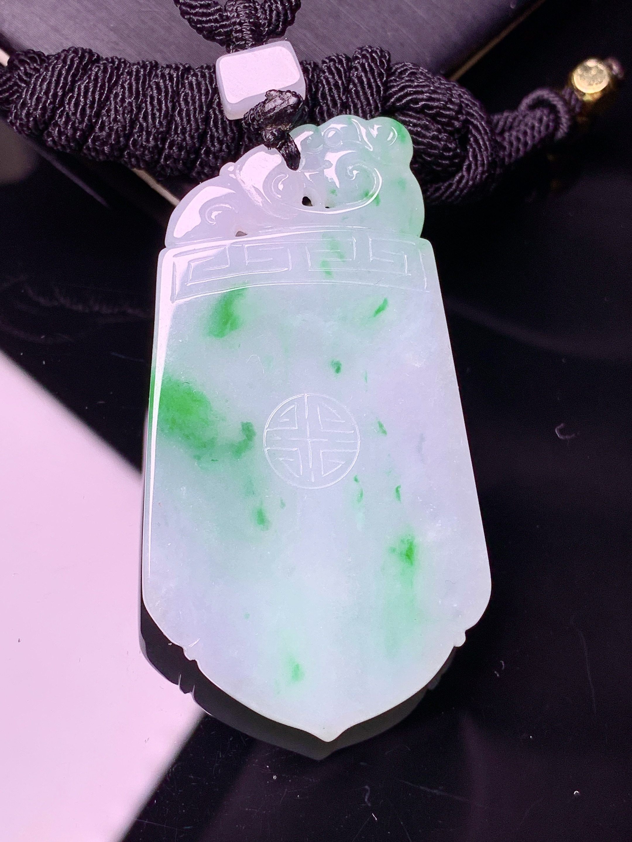 飘绿无事牌吊坠 玉质细腻 色泽艳丽清新 水润亮眼 整体尺寸51.5*27.8*3.7L1