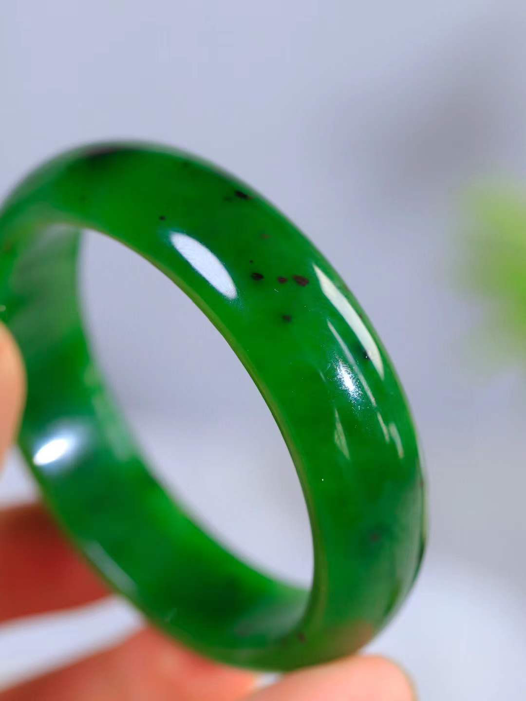 【悠悠芳华.镯】

精品和田玉碧玉手镯 玉质温润 青葱岁月，尽收腕中，婉转流畅，凝岁月悠长。盈一眸恬淡，挽一抹绿意。
重64克   内径58mm尺寸16.2-7.5mm   FDL-8640516