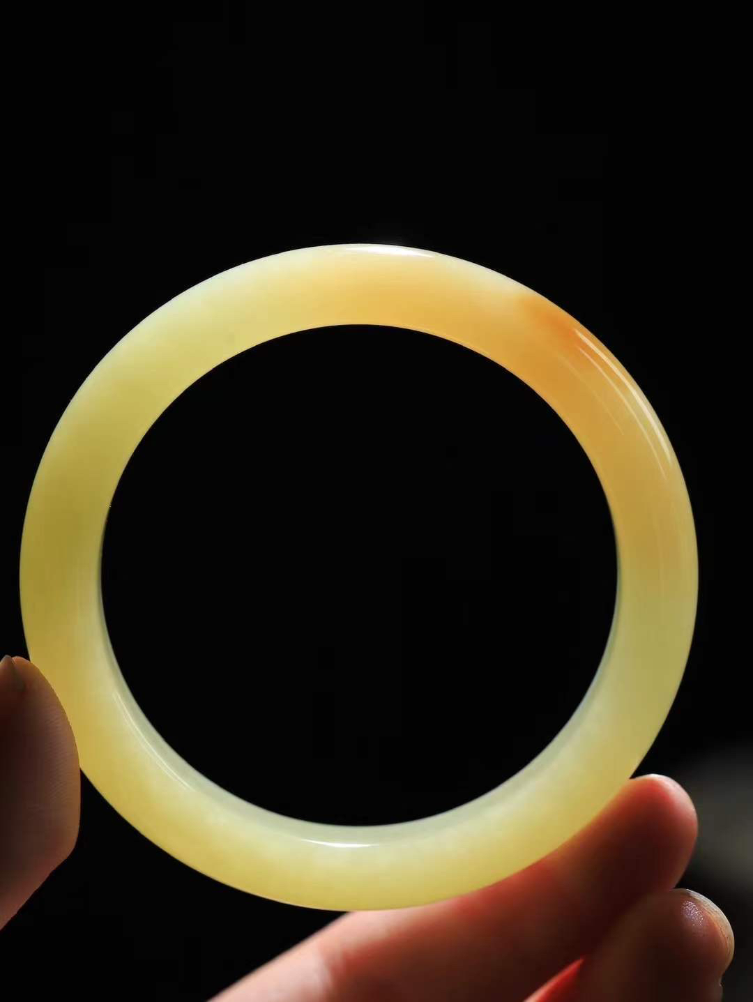 （一见倾心.手镯）

精品和田玉黄口带糖手镯，玉质温润细腻 油性十足 手感舒适，高华雅逸，线条流畅，简约大气，美自天成，素雅高贵。佩戴于腕间，婉约之美，举手投足间透出那低调奢华。重51.2克  尺寸56.5-11.8-8.6mm1647330T