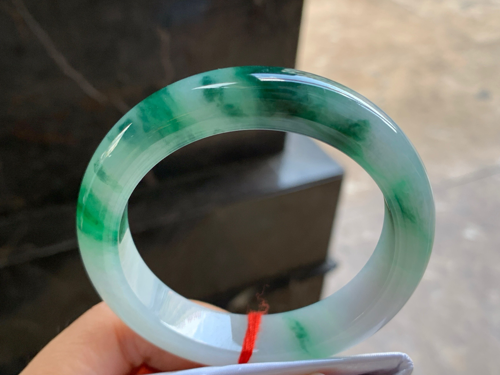 55-13.2-9.3

绿色手镯^_^鲜艳 玉质细腻