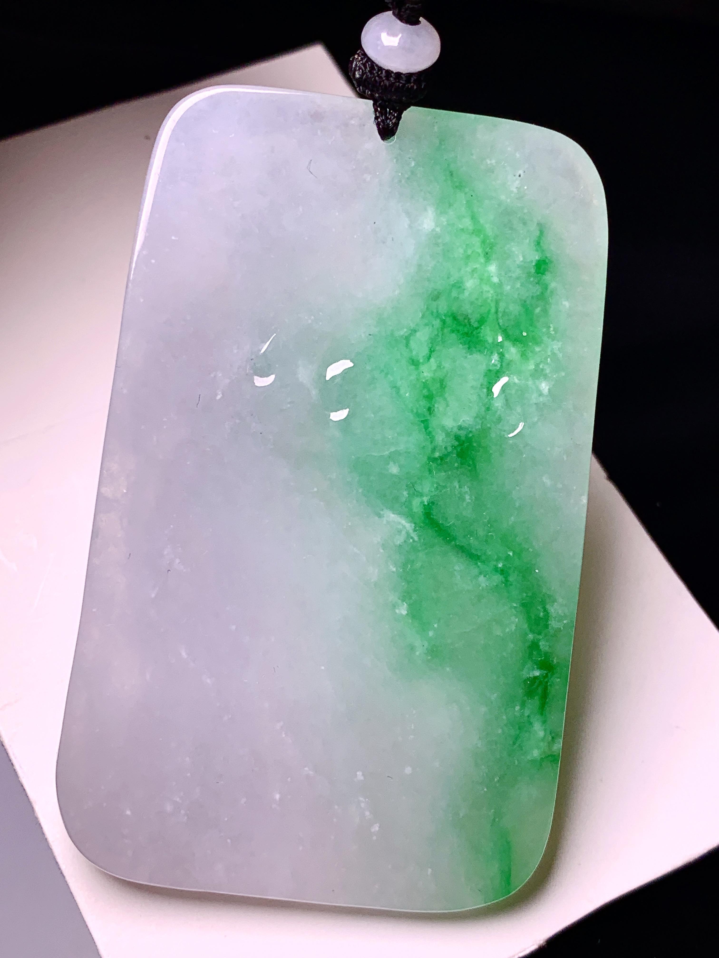 飘绿观音菩萨吊坠 玉质细腻 色泽艳丽清新 水润亮眼 整体尺寸69*43*8.2w1