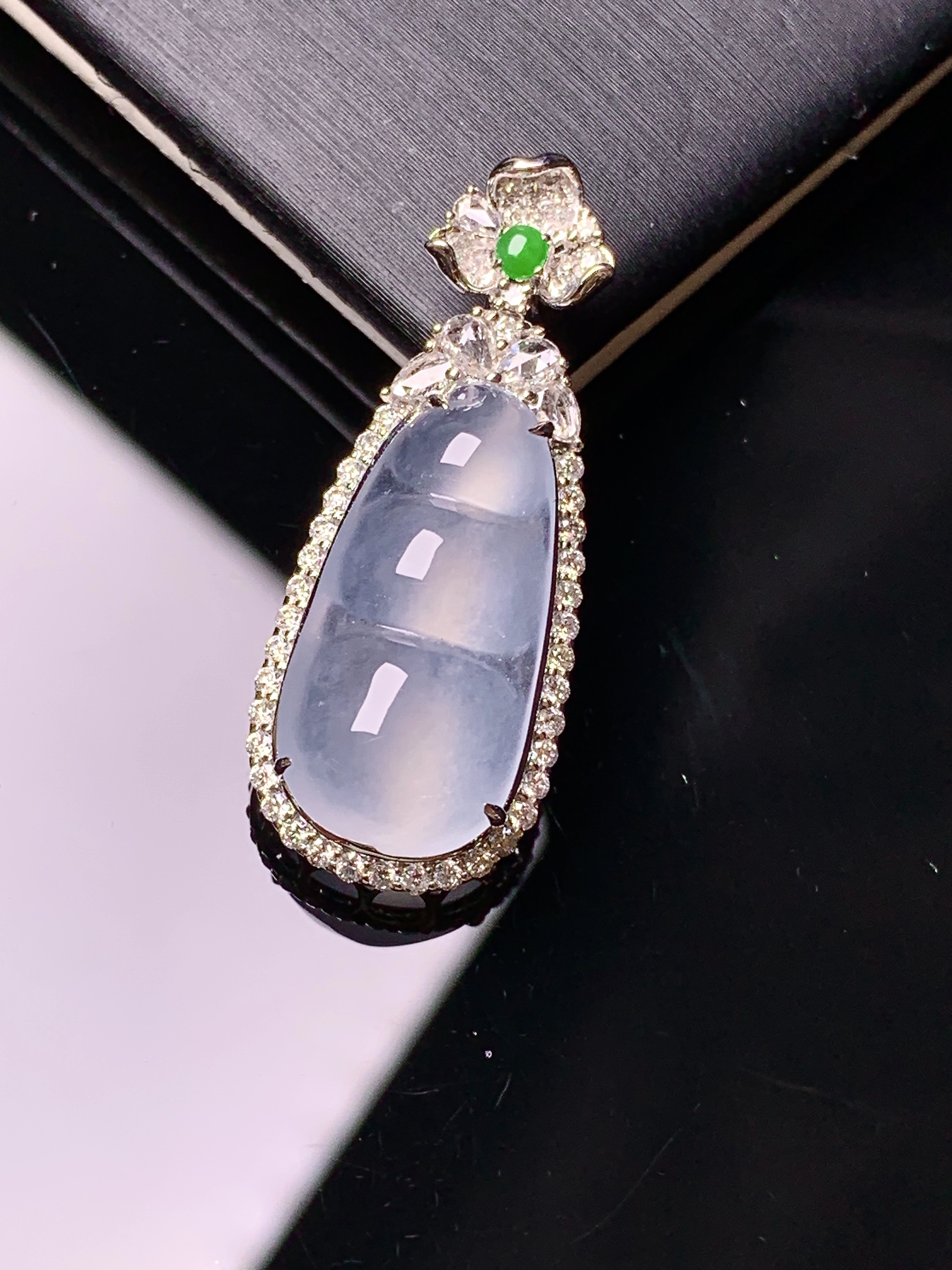 18k金钻镶嵌冰种四季豆吊坠 玉质细腻 色泽艳丽清新 水润亮眼 整体尺寸31*12.6*7.8f3