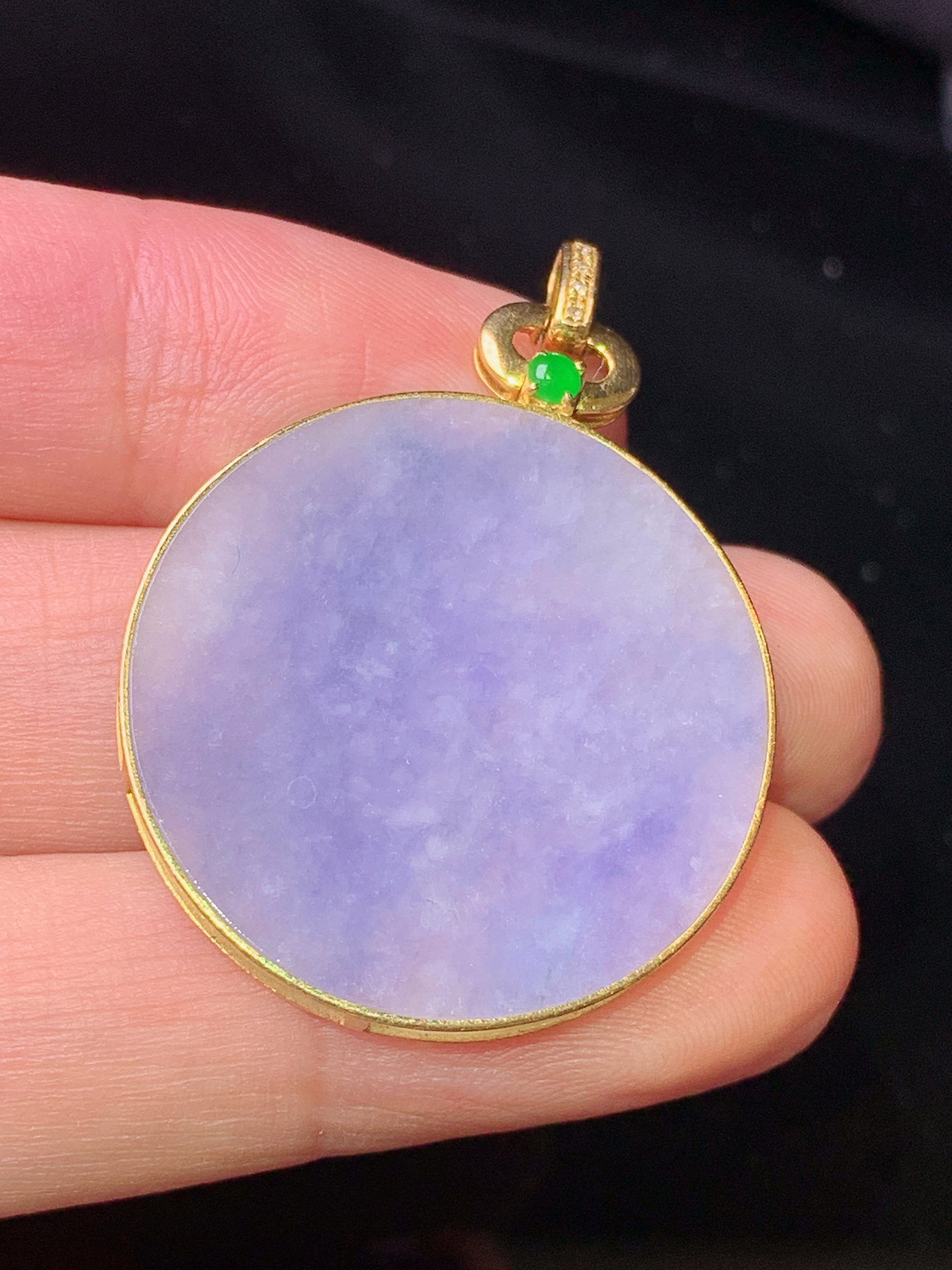 18k金镶嵌紫罗兰圆牌吊坠 玉质细腻 色泽艳丽清新 水润亮眼 整体尺寸36.5*27.2*2.8b1