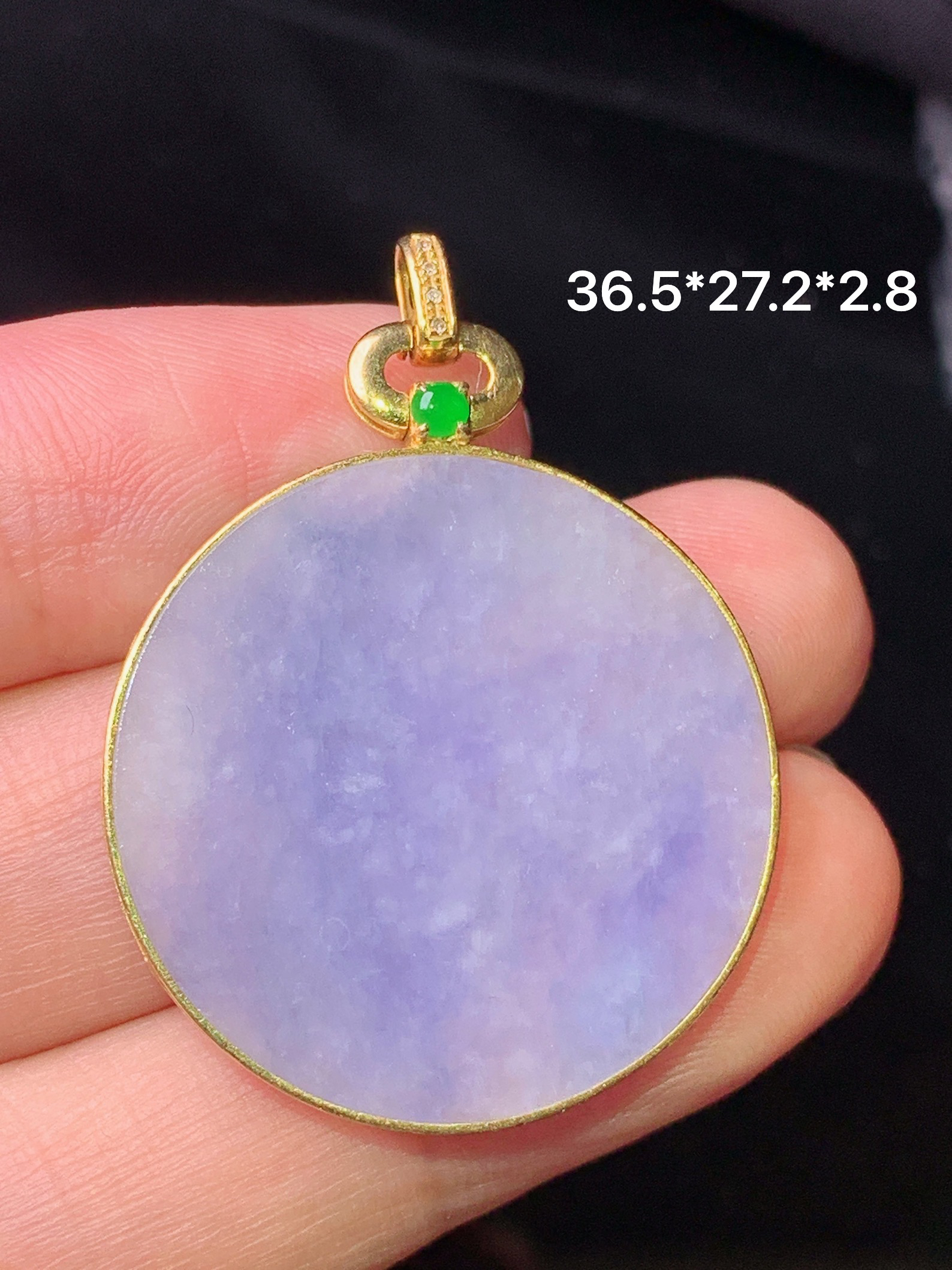 18k金镶嵌紫罗兰圆牌吊坠 玉质细腻 色泽艳丽清新 水润亮眼 整体尺寸36.5*27.2*2.8b1