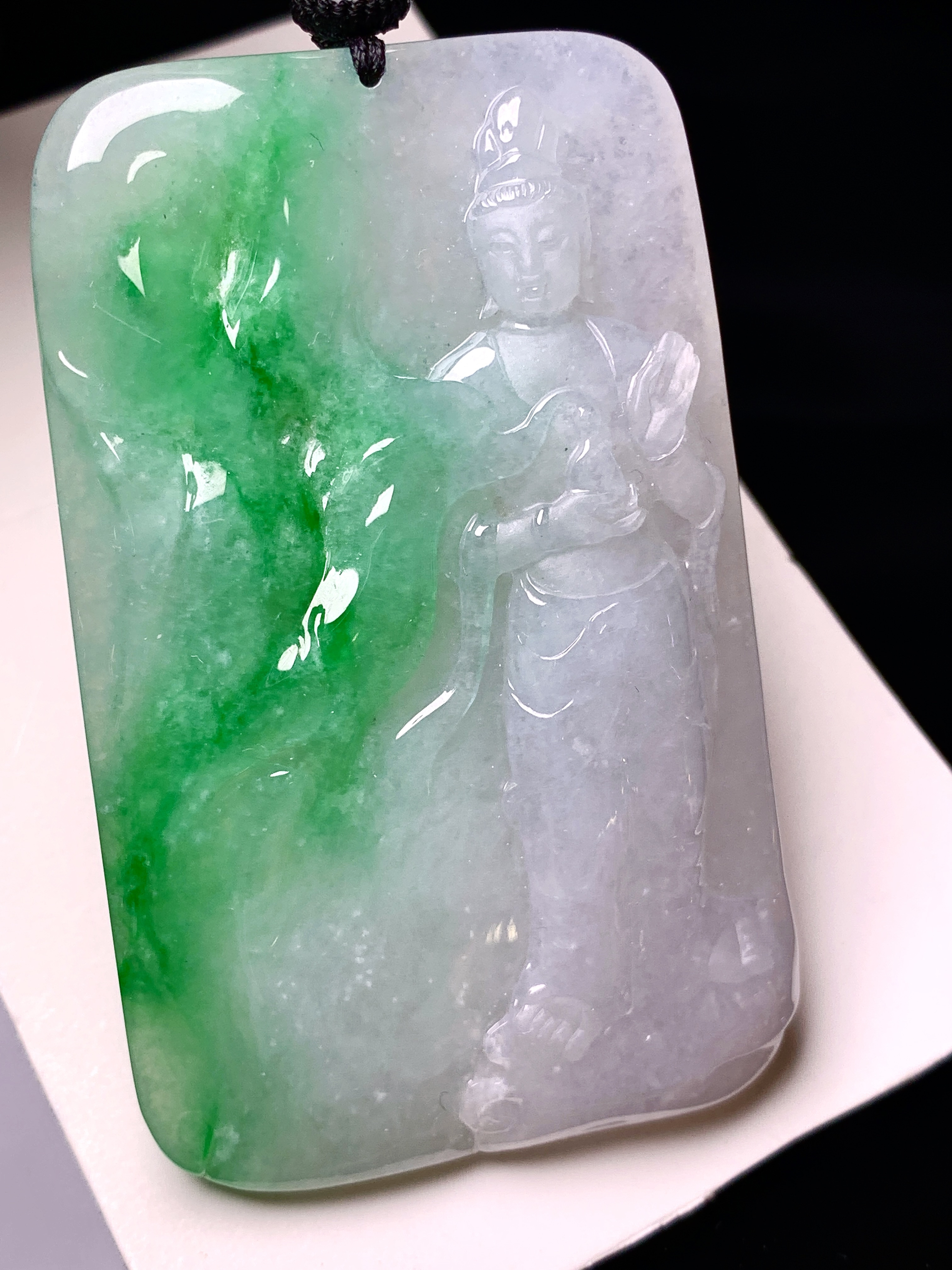飘绿观音菩萨吊坠 玉质细腻 色泽艳丽清新 水润亮眼 整体尺寸69*43*8.2w1