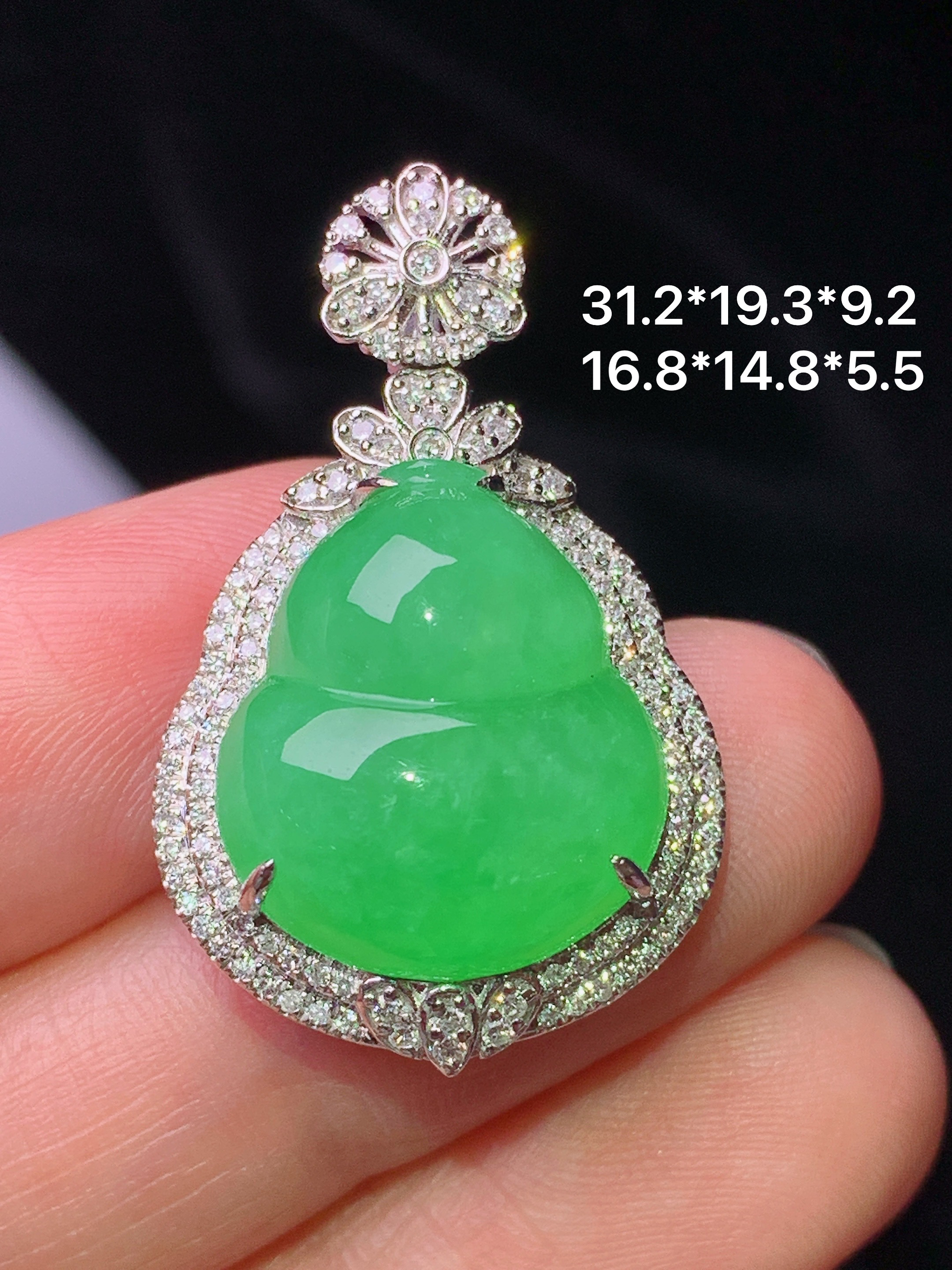 18k金钻镶嵌翠绿葫芦吊坠 玉质细腻 色泽艳丽清新 水润亮眼 整体尺寸31.2*19.3*9.2f3