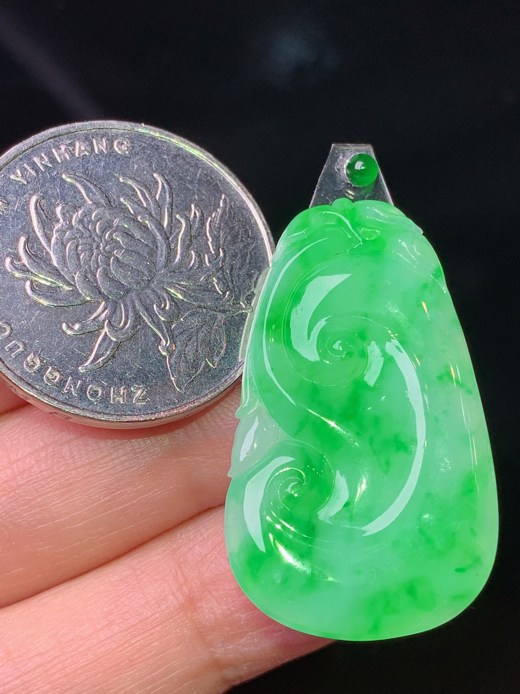 镶嵌款 翠绿如意吊坠 玉质细腻 色泽艳丽清新 水润亮眼 整体尺寸33*19.5*2.8*2x