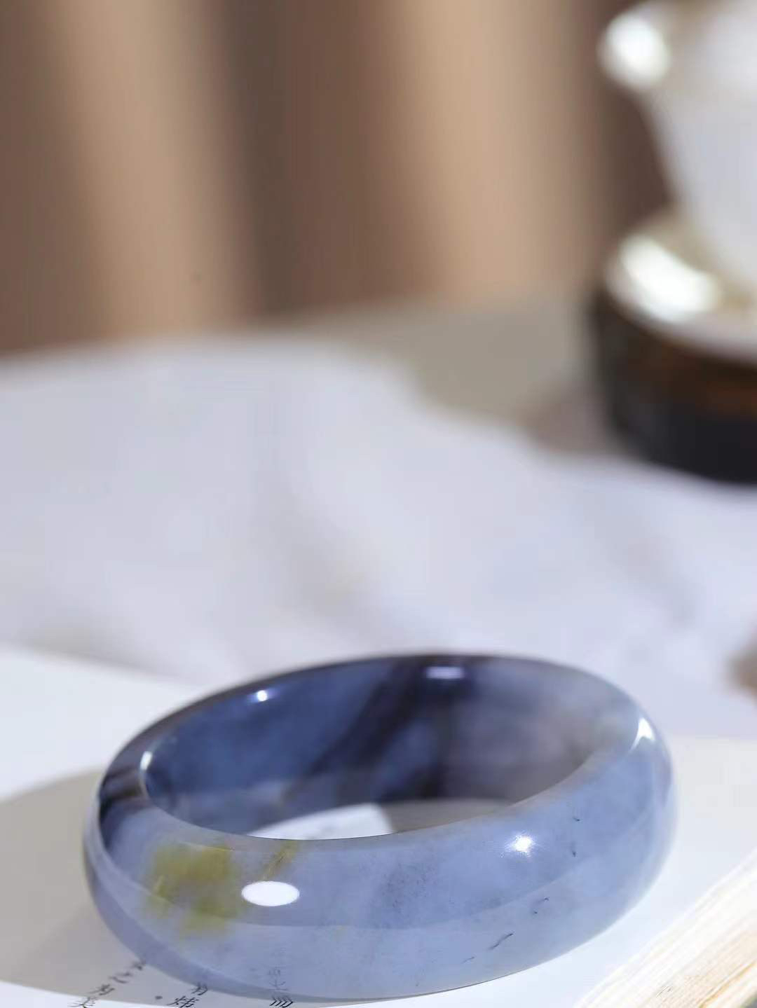 【籽.水墨风情.手镯】

新疆和田籽料青花手镯 玉质细腻饱满，镯型大气，脂感油润。青花晕染轻淌，让人迷醉其中，就如身在云雾飘渺的群山之中，雾气升腾～重110.2克 尺寸57.5-20.5-10.2mm FDA-77112900