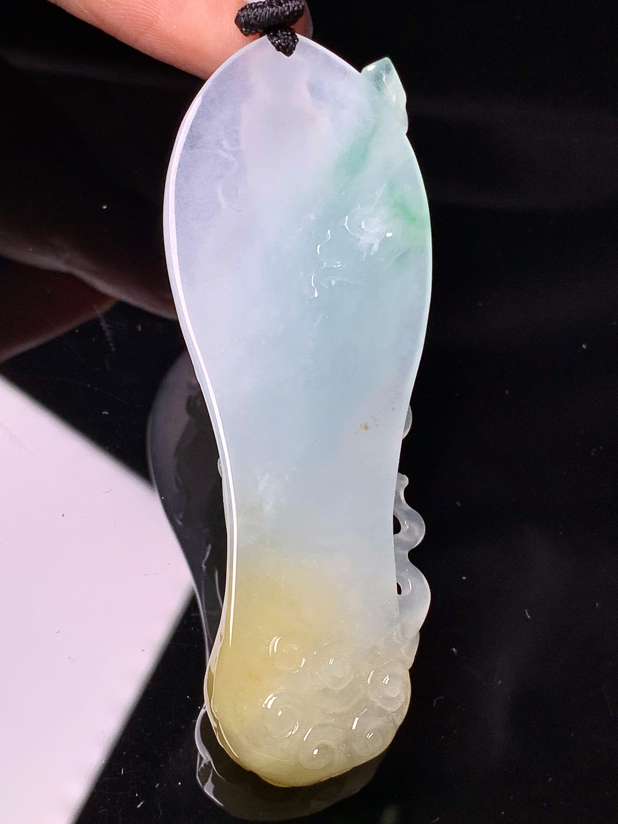 飘黄绿翡观音菩萨吊坠 玉质细腻 色泽艳丽清新 水润亮眼 整体尺寸70*25.8*11.3w1