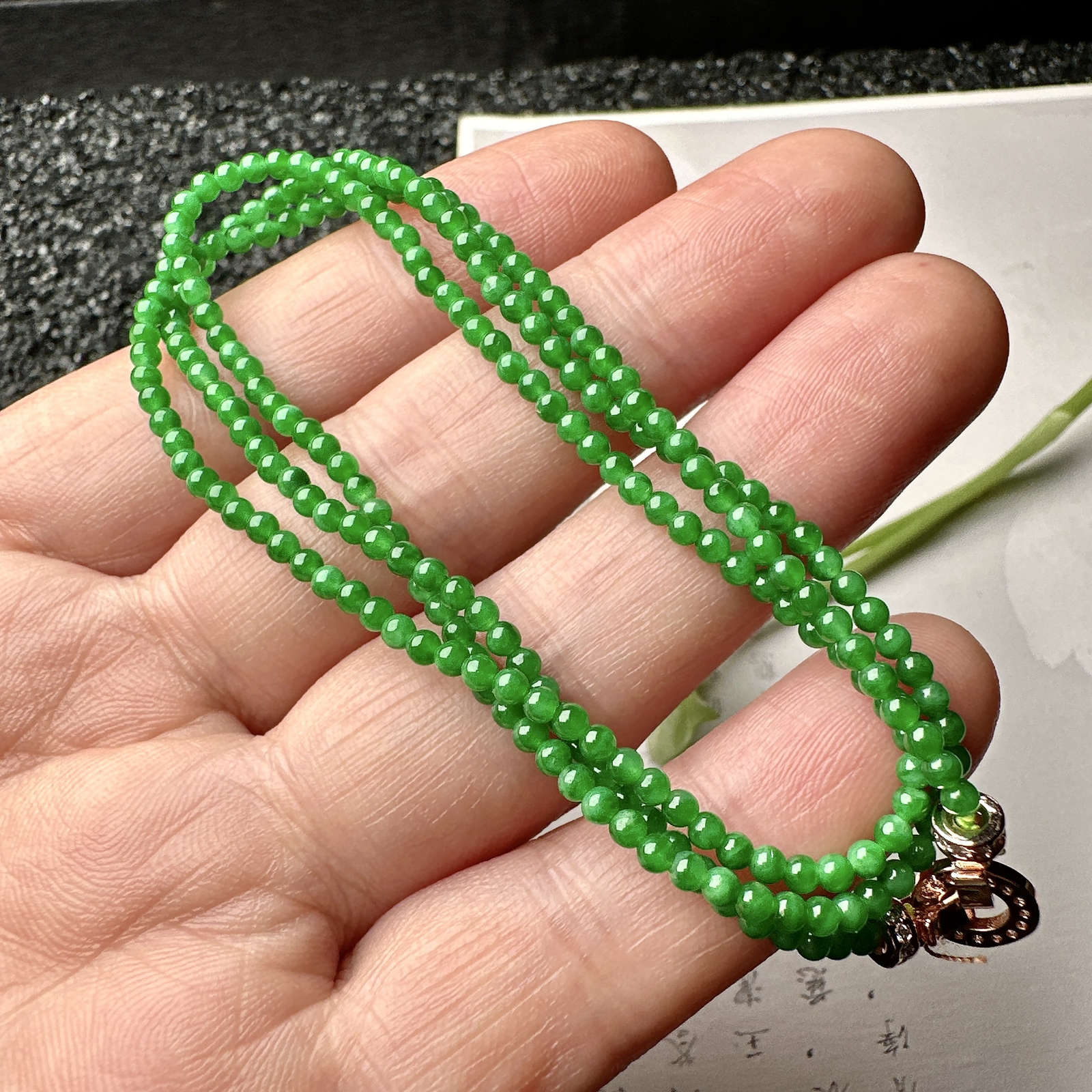 【冰种满绿小米珠手串】冰阳绿色泽，质地细腻，光感很好，色泽娇艳纯正。完整度很不错。