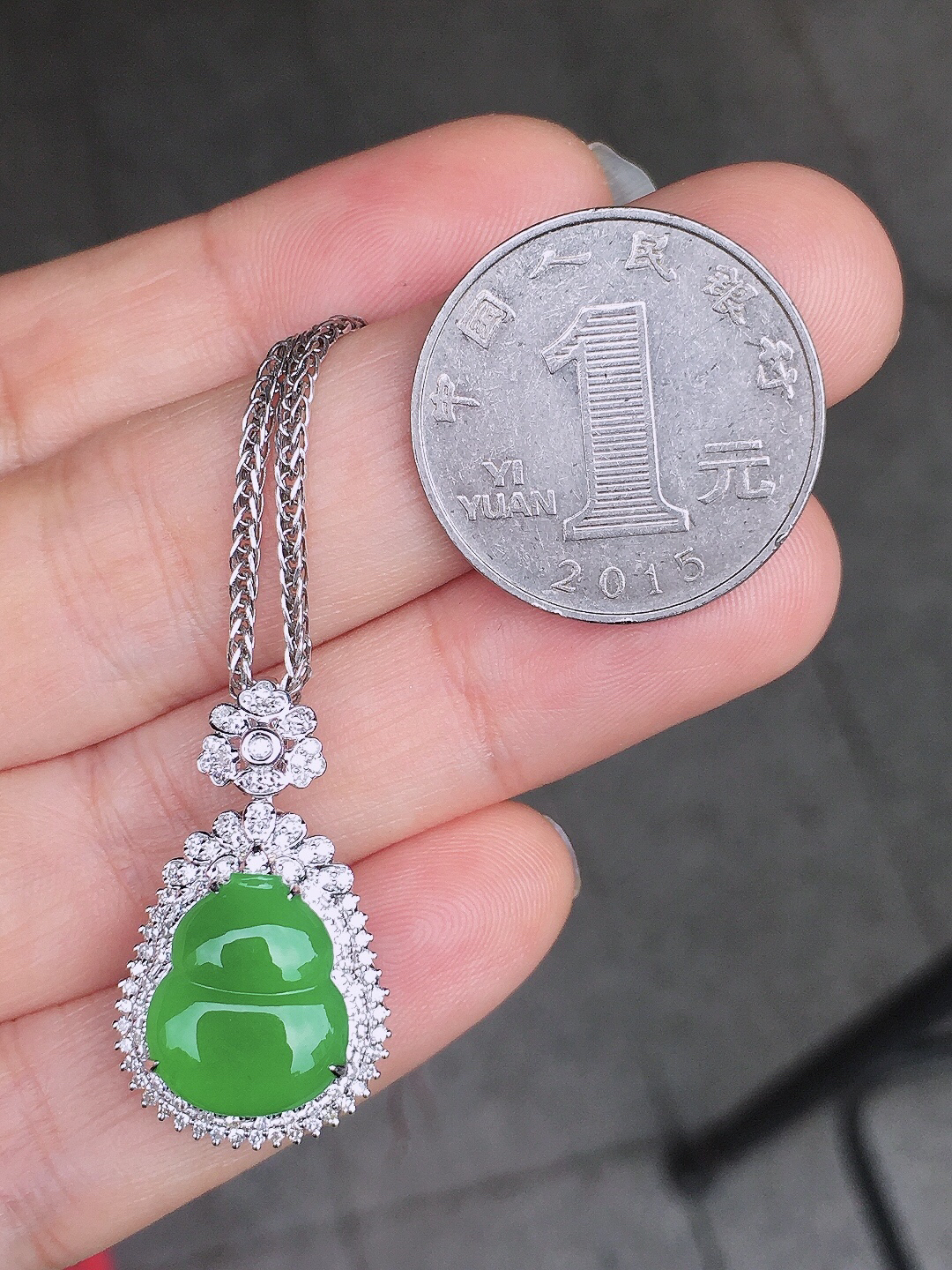 阳绿葫芦吊坠，色泽均匀艳丽，玉质细腻，荧光感超
强，饱满圆润，尽显优雅气质，18k
金豪华镶嵌