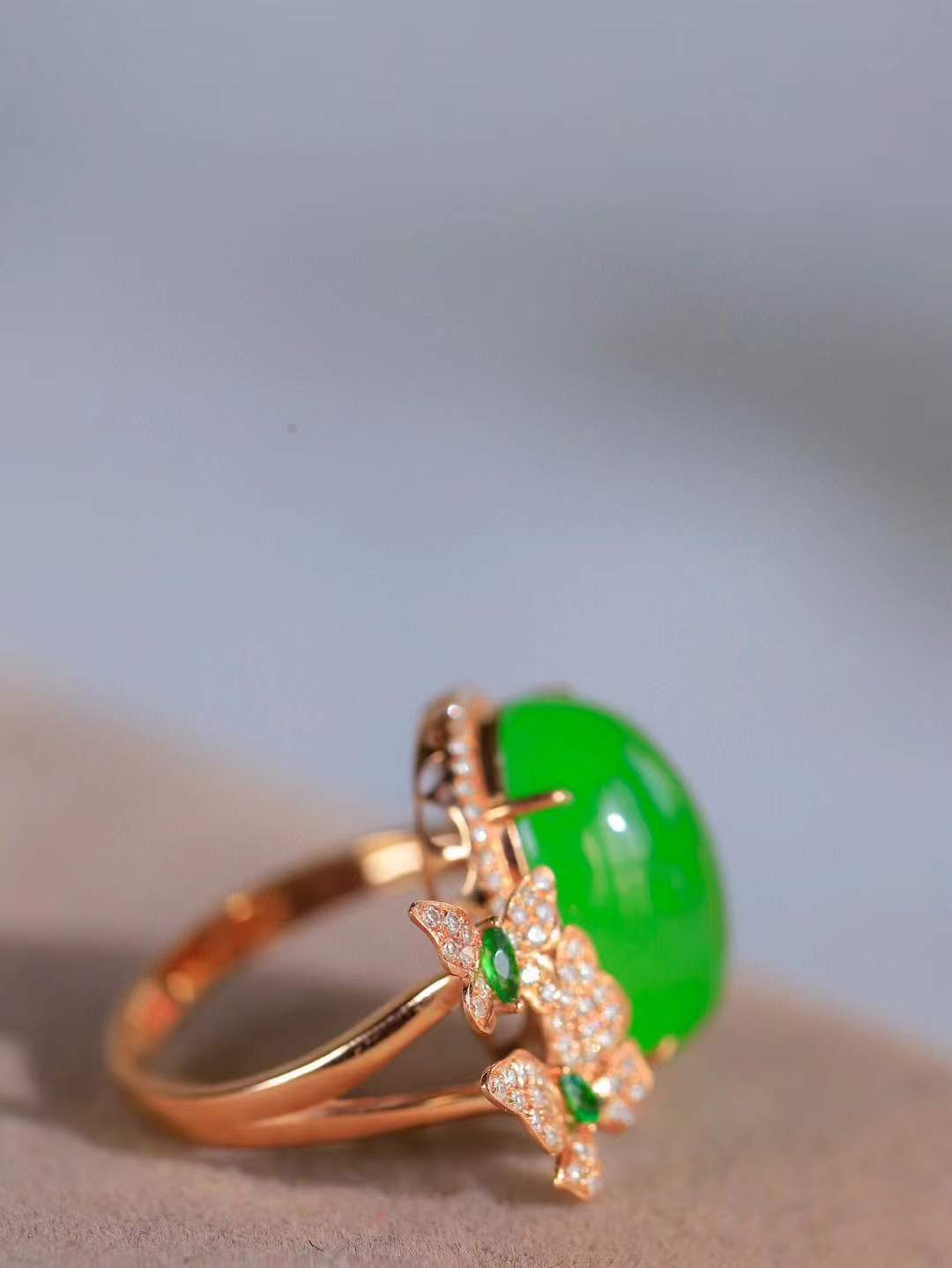 【金镶玉.戒指】

精品和田玉碧玉18k金镶嵌戒指 玉质细腻温润 油性十足 ，不论时光如何流转变化，