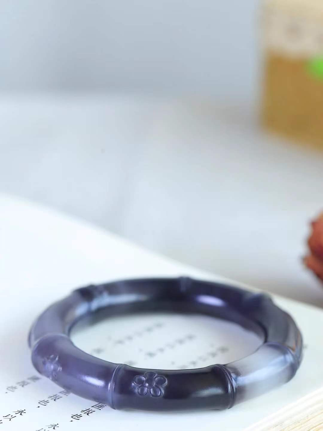 【节节高升.手镯】

精品和田玉烟紫白双色竹手镯，玉质温润细腻，苏工精雕竹节，竹子品德高尚，生而有