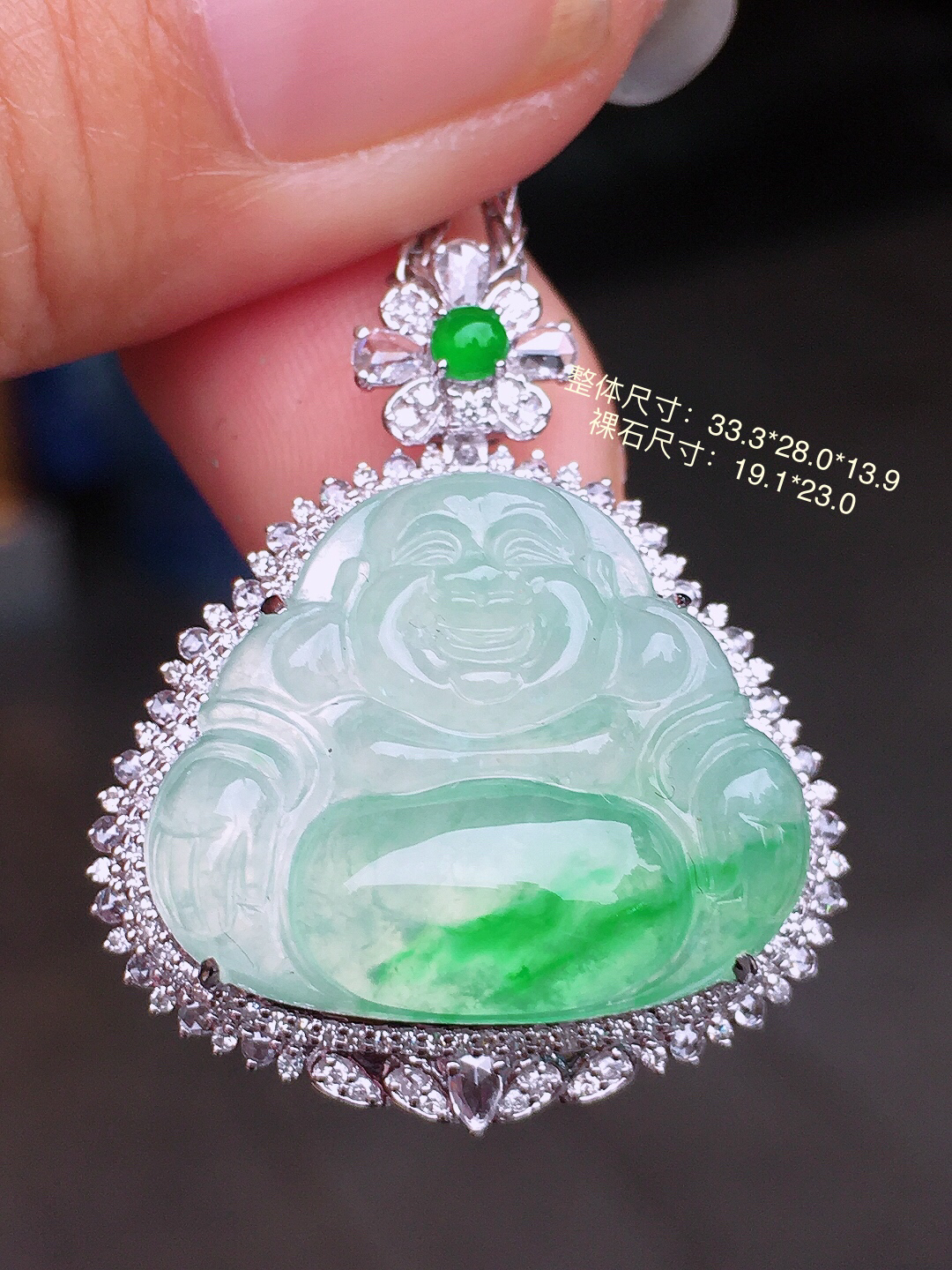 飘绿佛公吊坠，色泽艳丽，玉质细腻，荧光感超
强，饱满圆润，尽显优雅气质，18k
金豪华镶嵌