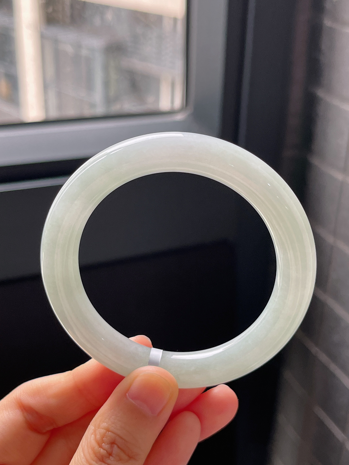 圆镯52.4圈口，翡翠冰糯种浅绿色手镯