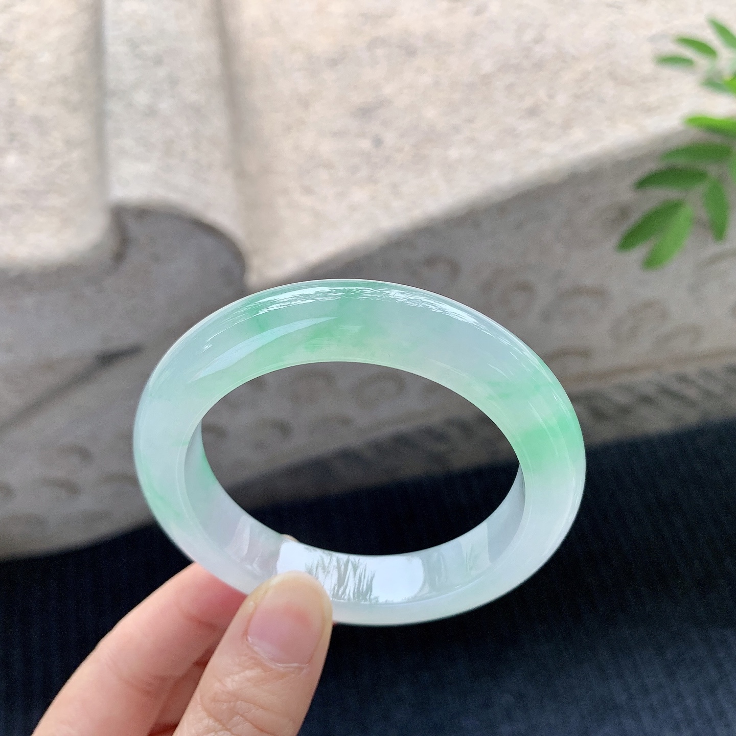 正圈53 54【圈口】54.2/11.6/9.5【】喜询【编码】G6120512【描述】冰飘绿，清透，水润，种老，细腻，打灯有絮线