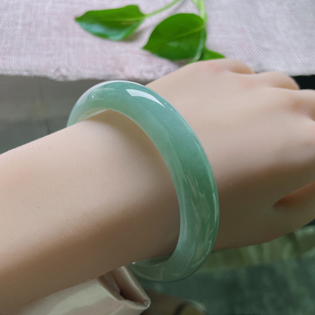 56.8/12.3/8，绿底正圈，似江南煙雨沁入骨，清淺卻入魂。一点皮纹不显，ss47917a