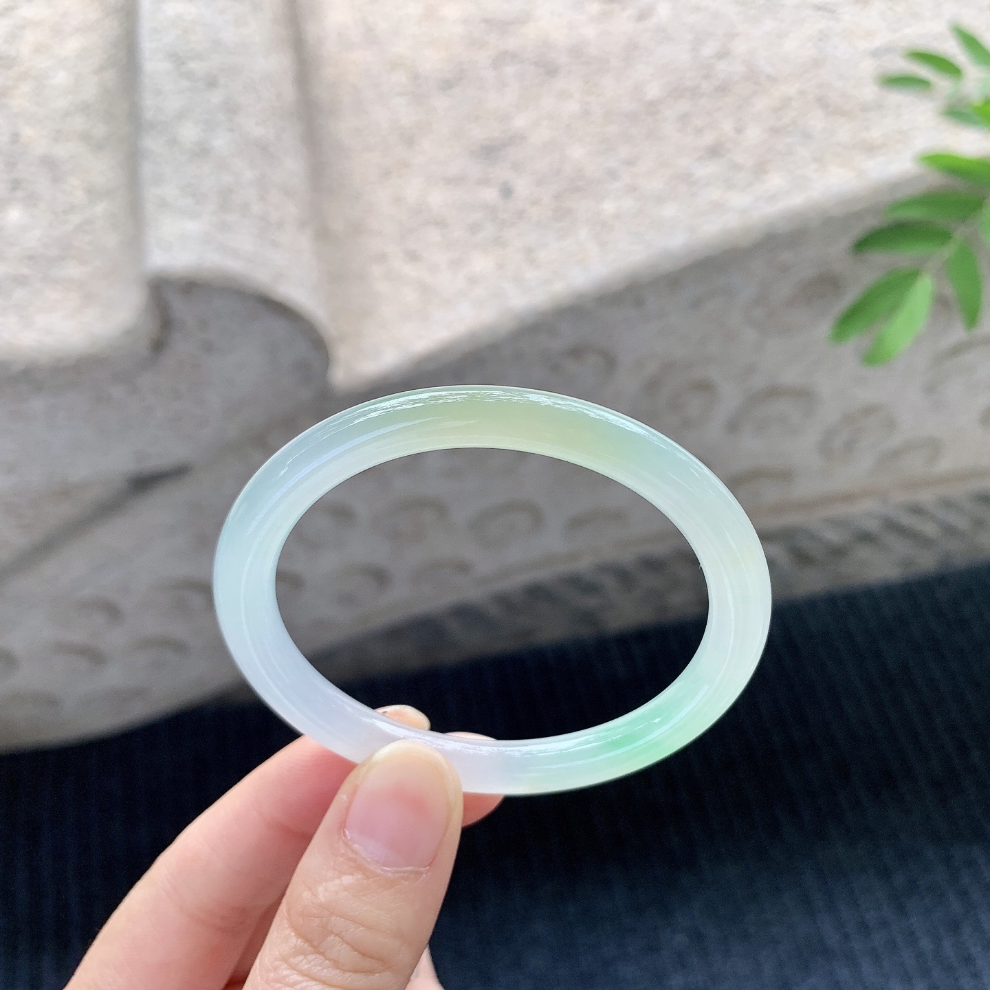 贵妃51 52【圈口】52.8/46.6/6.3/7.3【编码】N2120527【描述】冰糯黄加绿，水润，种老，细腻，打灯有棉线