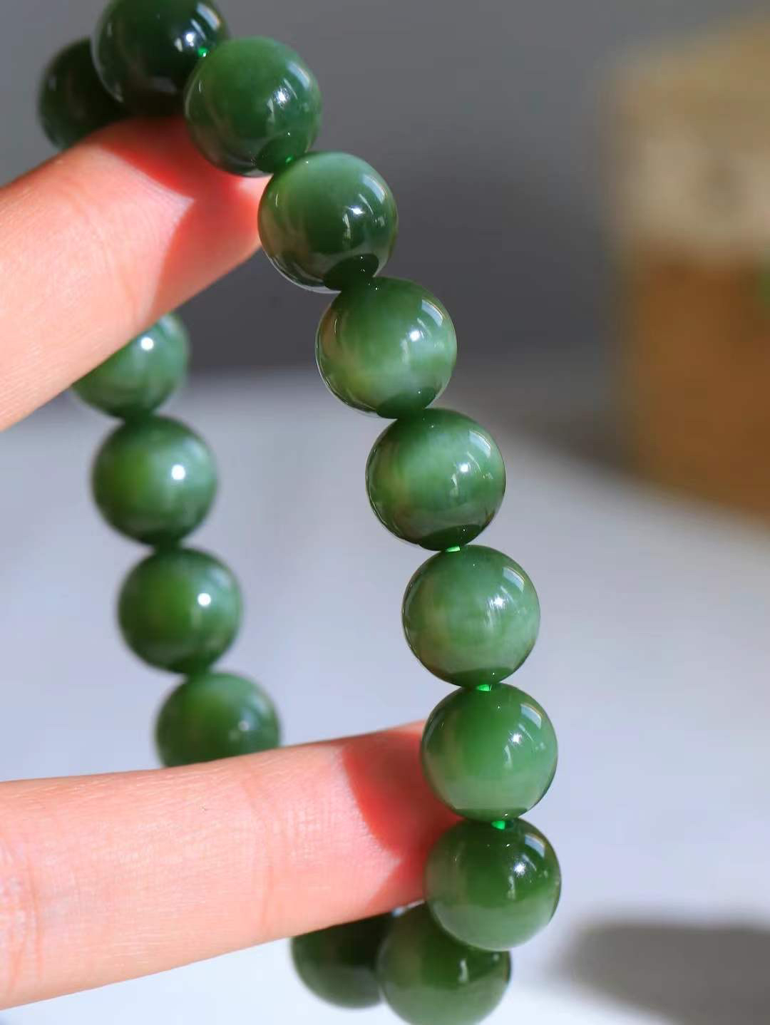 （猫眼手串）

精品和田玉碧玉猫眼圆珠手串 质地温润灵动 猫眼儿般的光中，有波光潋滟，也有梦幻清韵。行走于市井的喧嚣，相顾不言，便得清欢。重44.4克 尺寸取一11.7mmFDA-2340352