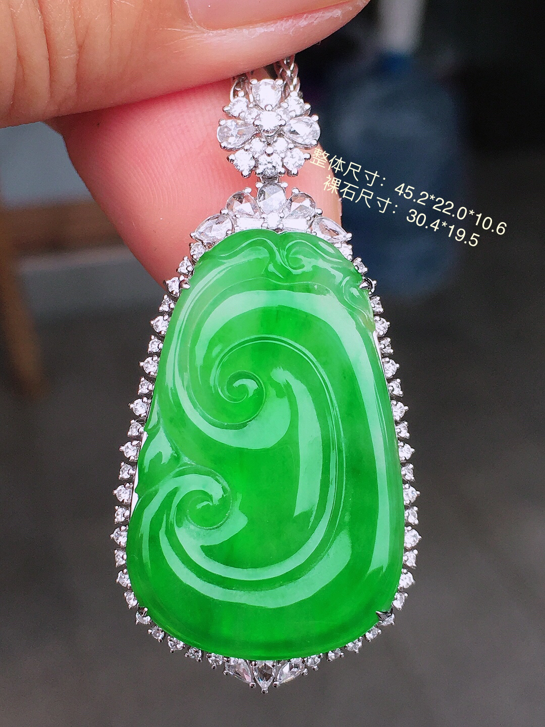 阳绿如意吊坠，色泽均匀艳丽，玉质细腻，荧光感超
强，饱满圆润，尽显优雅气质，18k
金豪华镶嵌