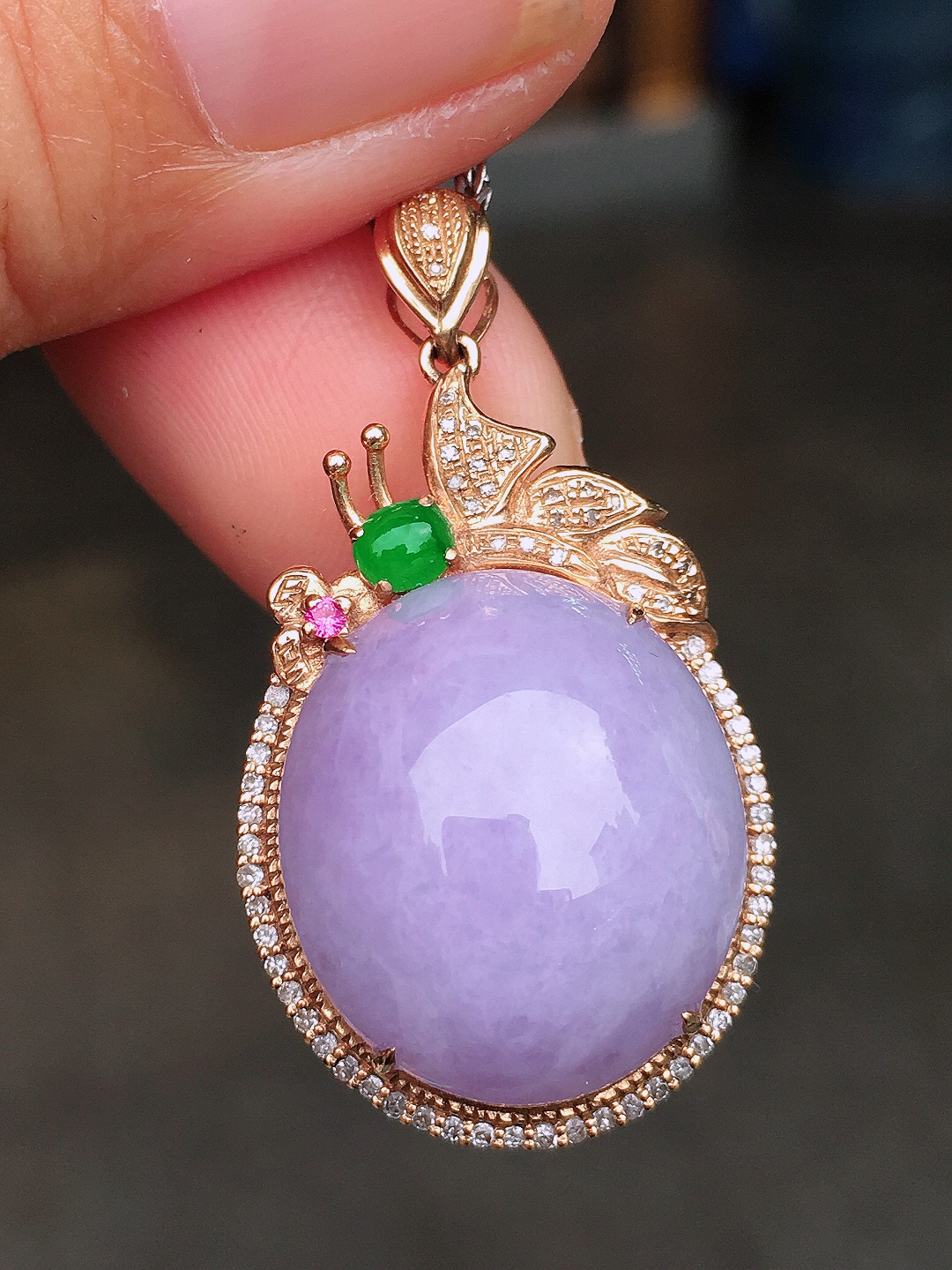 紫罗兰蛋面吊坠，色泽均匀艳丽，玉质细腻，荧光感超
强，饱满圆润，尽显优雅气质，18k
金豪华镶嵌