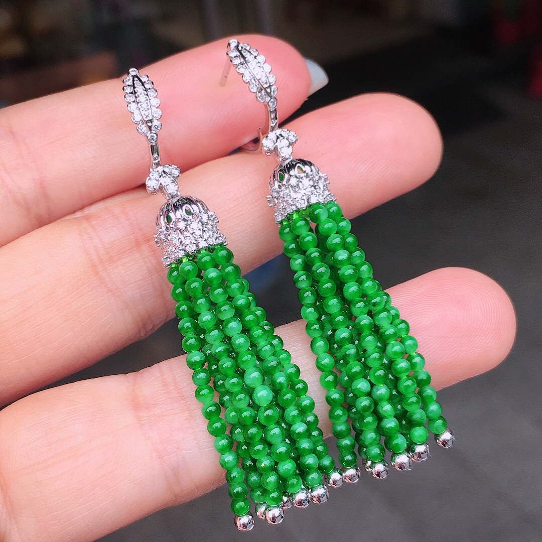 阳绿珠子耳坠，色泽均匀艳丽，玉质细腻，荧光感超
强，饱满圆润，尽显优雅气质，18k
金豪华镶嵌