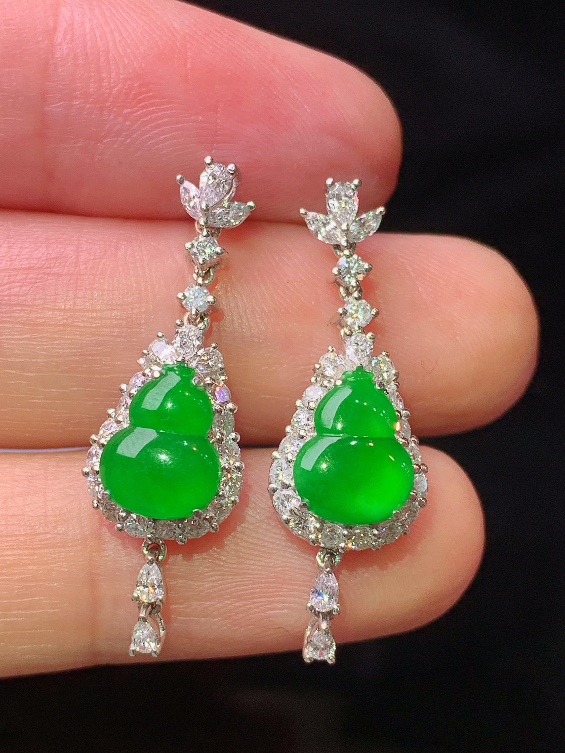 18k金钻镶嵌满绿葫芦耳坠 玉质细腻 色泽艳丽清新 水润亮眼 整体尺寸28.5*9.3*6m3