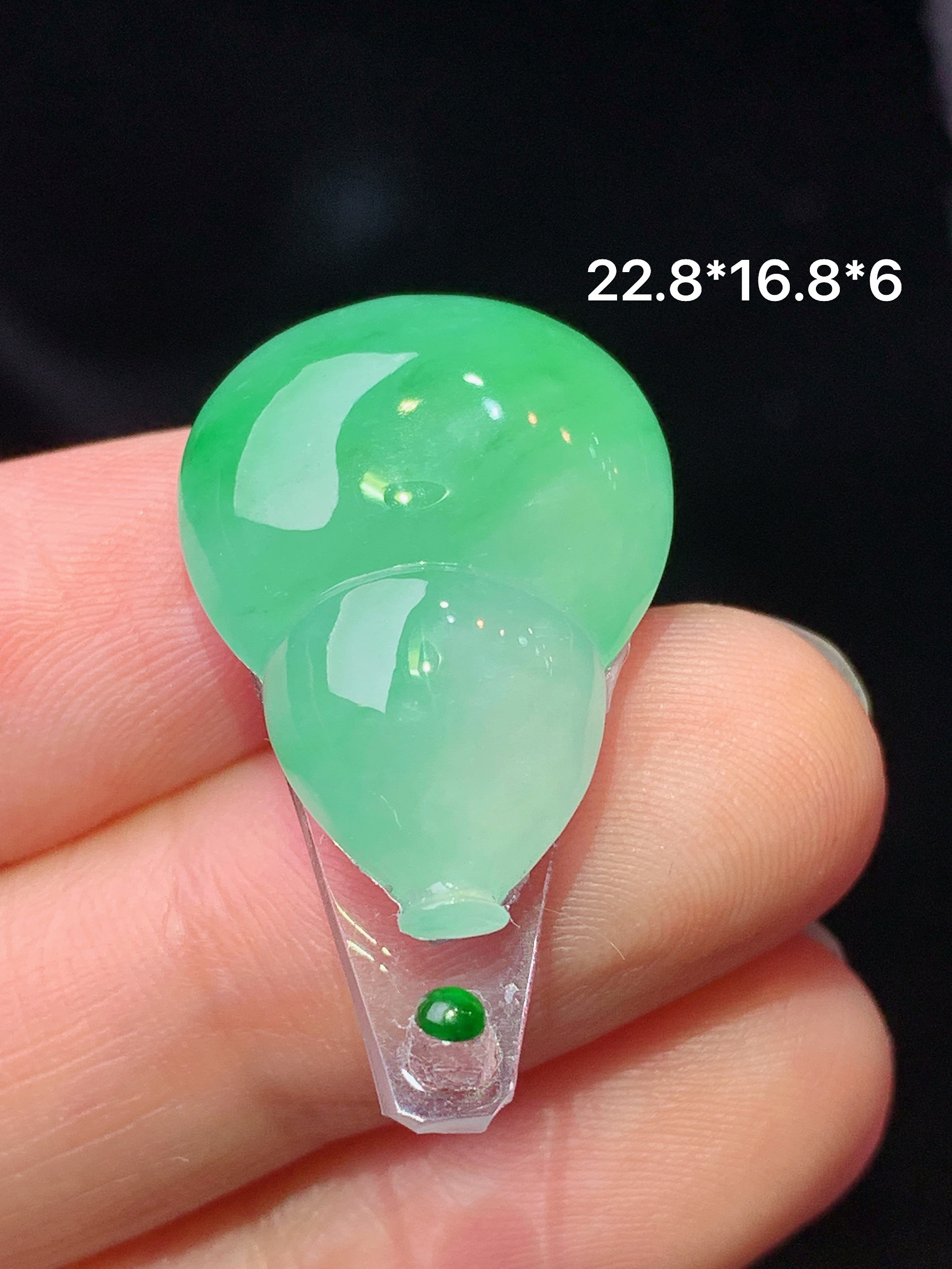 镶嵌款 翠绿葫芦吊坠 玉质细腻 色泽艳丽清新 水润亮眼 整体尺寸22.8*16.8*6*2x