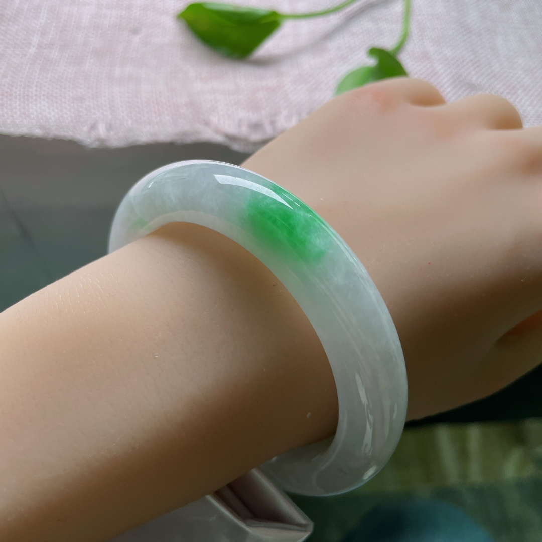 56/11.9/9.8，白底青正圈，似青山映雪，又若春芽破白，清润不艳俗。一点皮纹，ss49809a