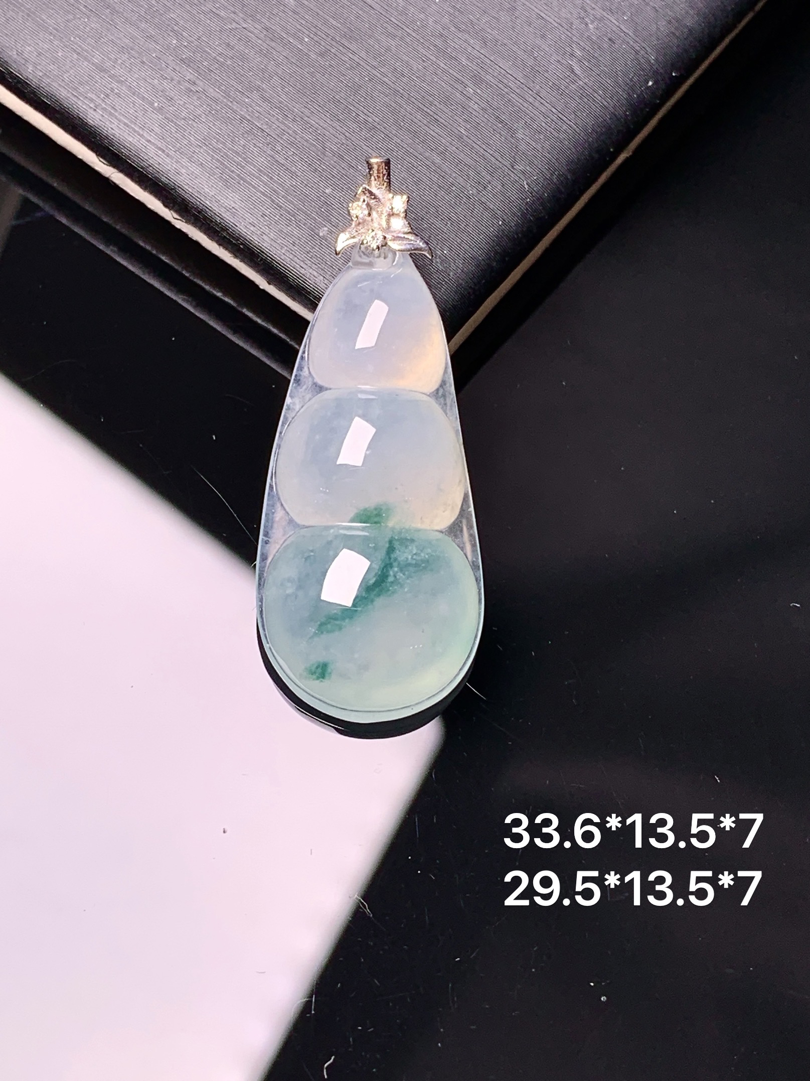 18k金钻镶嵌飘绿四季豆吊坠 玉质细腻 色泽艳丽清新 水润亮眼 整体尺寸33.6*13.5*7m1