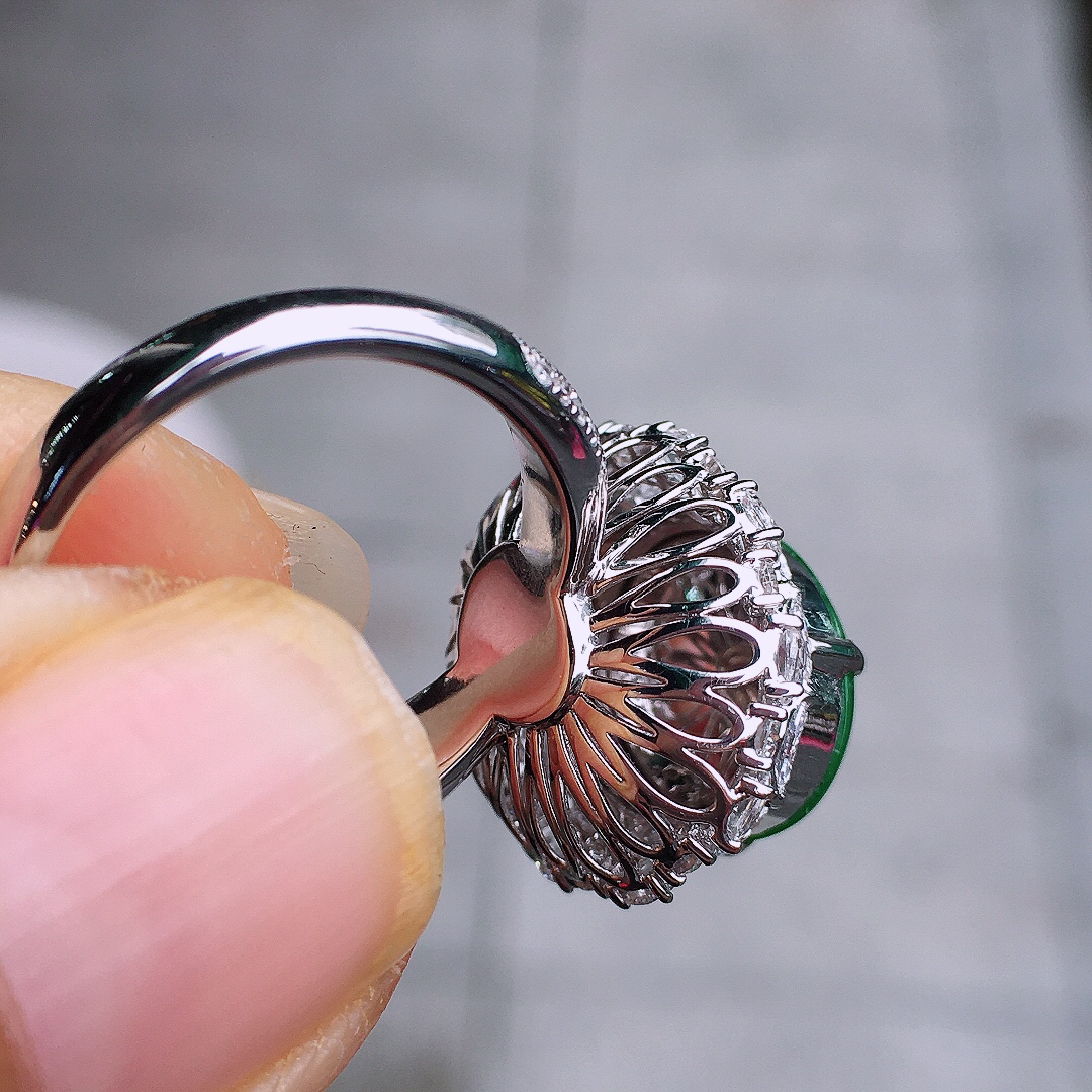 阳绿蛋面戒指，色泽均匀艳丽，玉质细腻，荧光感超
强，饱满圆润，尽显优雅气质，18k
金豪华镶嵌