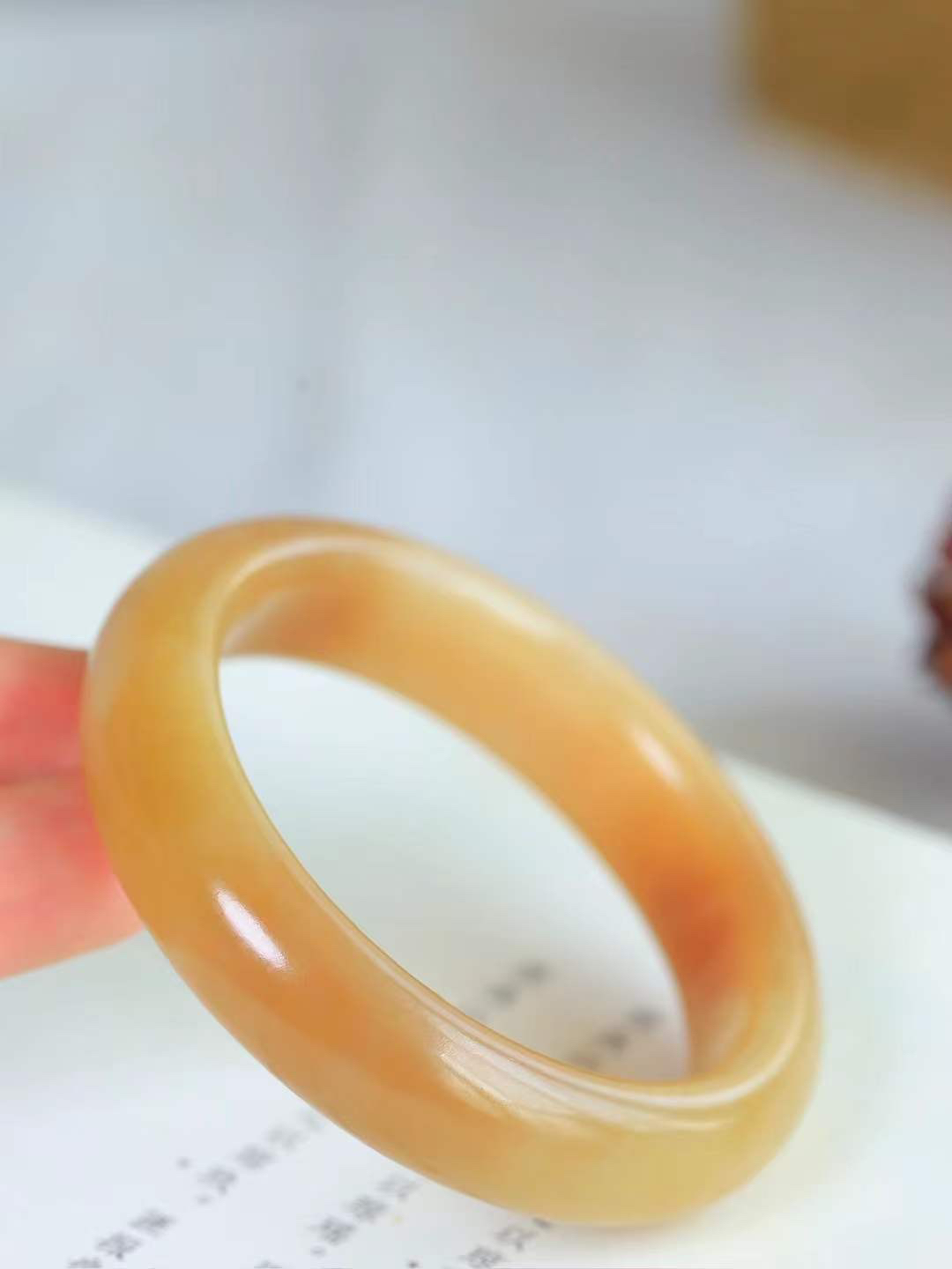 【情有独钟.手镯】

精品和田玉糖玉手镯 玉质温润细腻 油性十足 手感舒适，高华雅逸，线条流畅，简约大气，美自天成，素雅高贵。佩戴于腕间，婉约之美，举手投足间透出那低调奢华。重59.2克 内径53mm 尺寸14.2-9mm   FDT-7940395