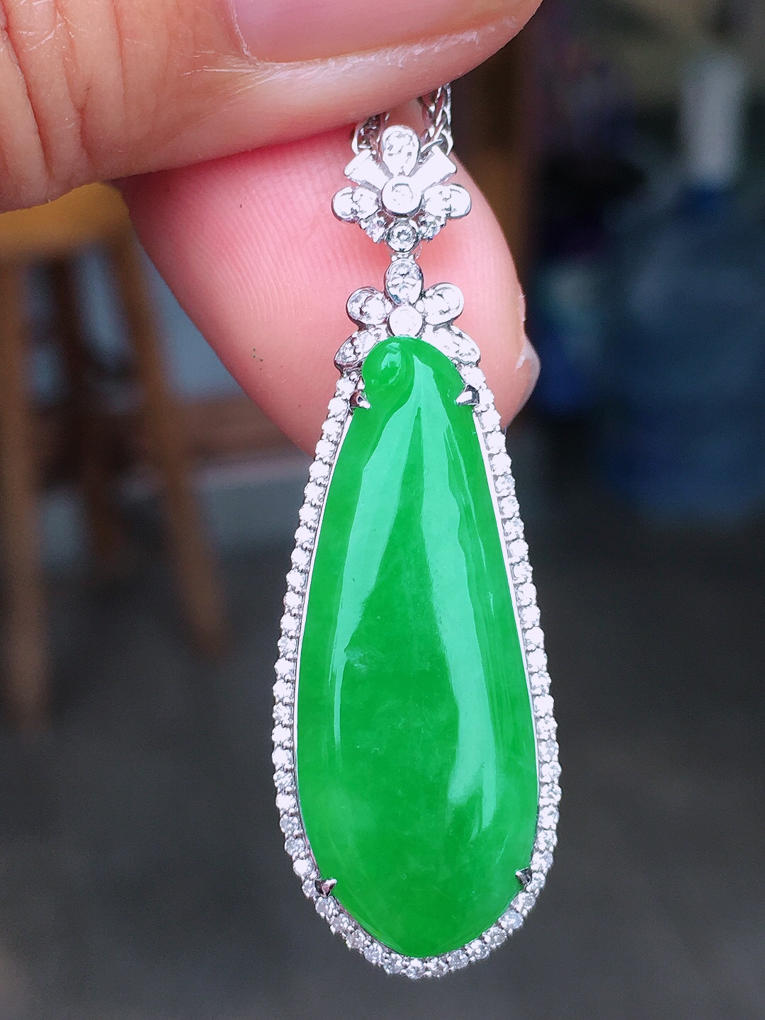 阳绿福瓜吊坠，色泽均匀艳丽，玉质细腻，荧光感超
强，饱满圆润，尽显优雅气质，18k
金豪华镶嵌