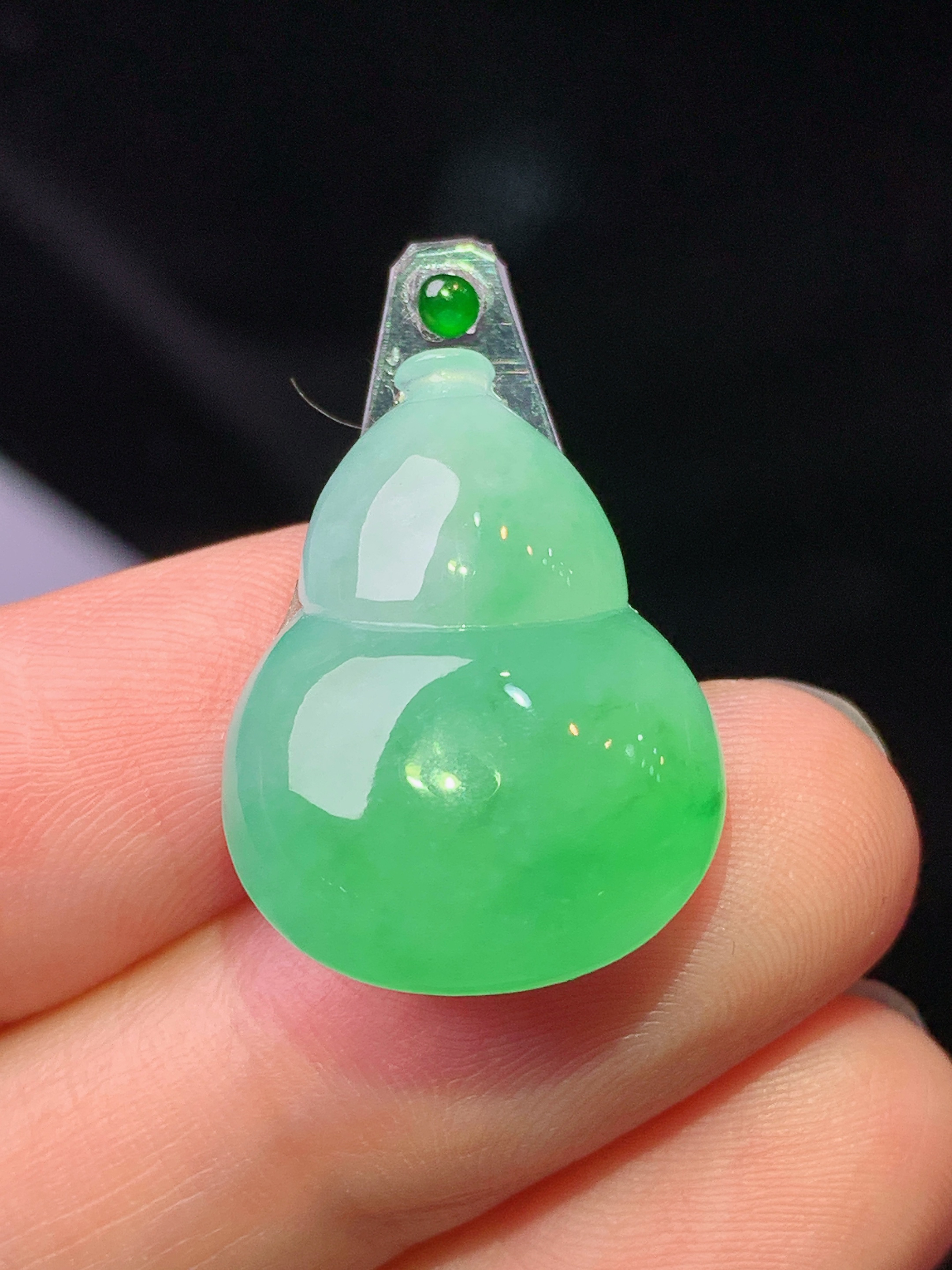 镶嵌款 翠绿葫芦吊坠 玉质细腻 色泽艳丽清新 水润亮眼 整体尺寸22.8*16.8*6*2x