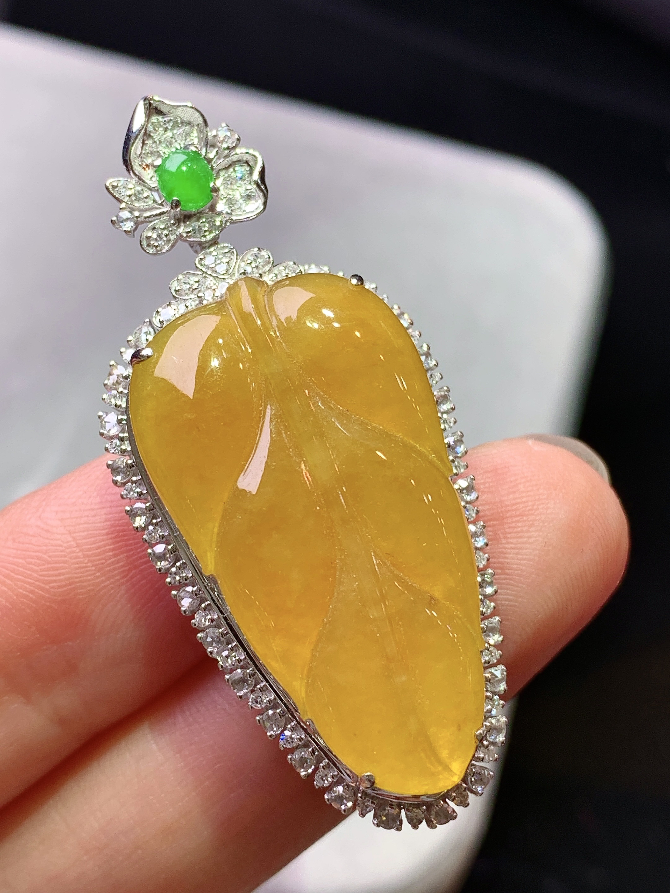 18k金钻镶嵌黄翡树叶吊坠 玉质细腻 色泽艳丽清新 水润亮眼 整体尺寸44*20*11a1