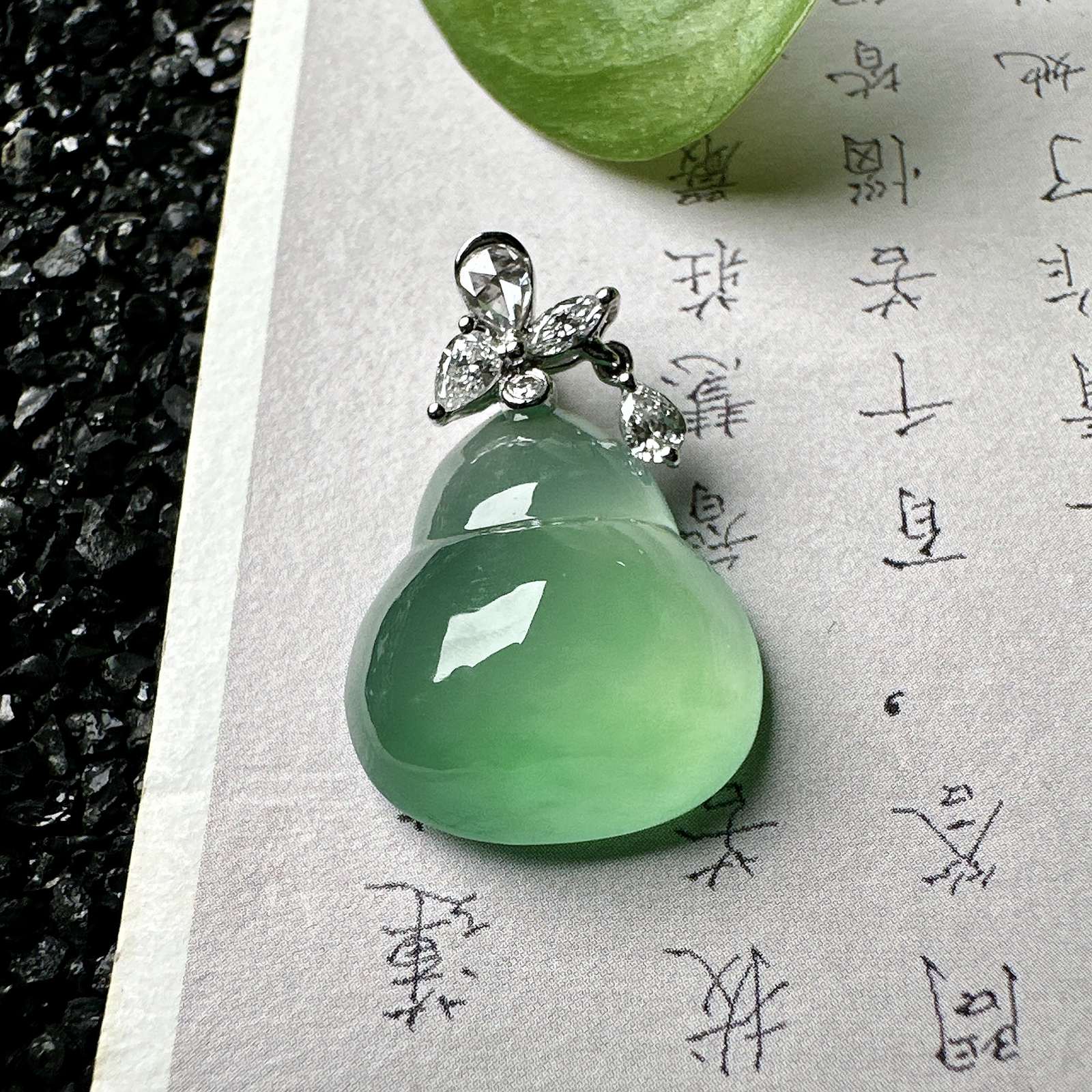 【冰种飘绿葫芦吊坠】质地细腻清爽，荧光感强烈，起刚光强烈，18K金钻镶嵌，裸石尺寸18*14.8*7