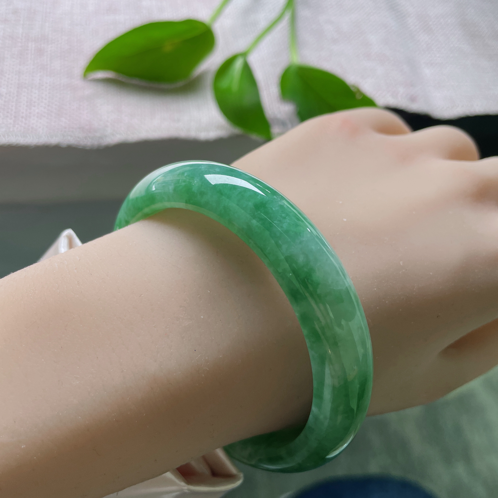 57.4/13/8.3绿底正圈，水润，沉稳贵气，郁郁葱葱。