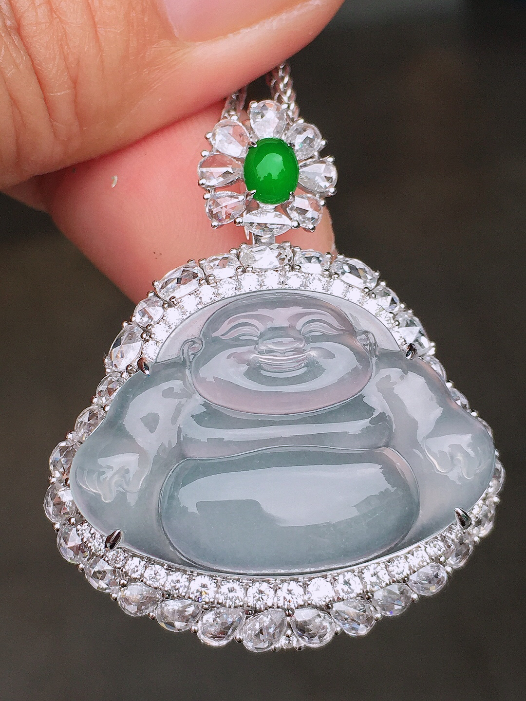 冰种佛公吊坠，玉质细腻，荧光感超
强，饱满圆润，尽显优雅气质，18k
金豪华镶嵌