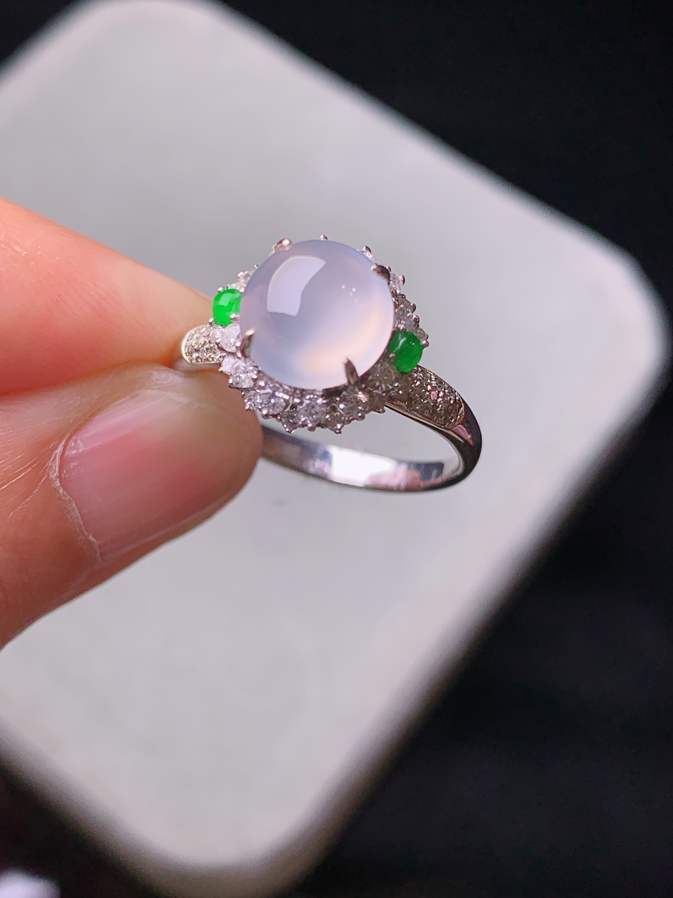 18k金钻镶嵌冰种蛋面戒指 玉质细腻 色泽艳丽清新 水润亮眼 圈口14 整体尺寸11.3*11.8*9.5t1