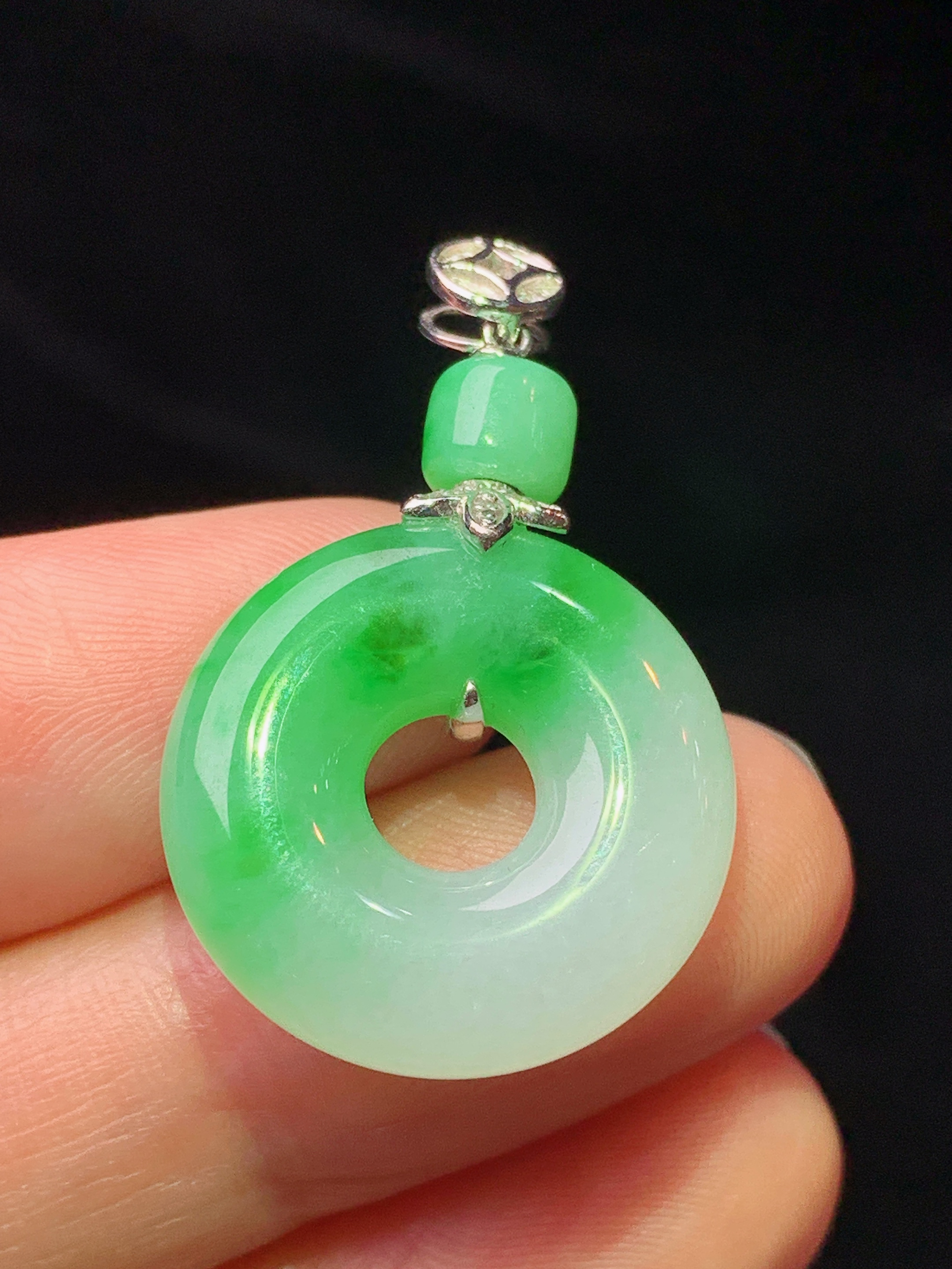18k金钻镶嵌飘绿平安环吊坠 玉质细腻 色泽艳丽清新 水润亮眼 整体尺寸32.6*50*5.6m1