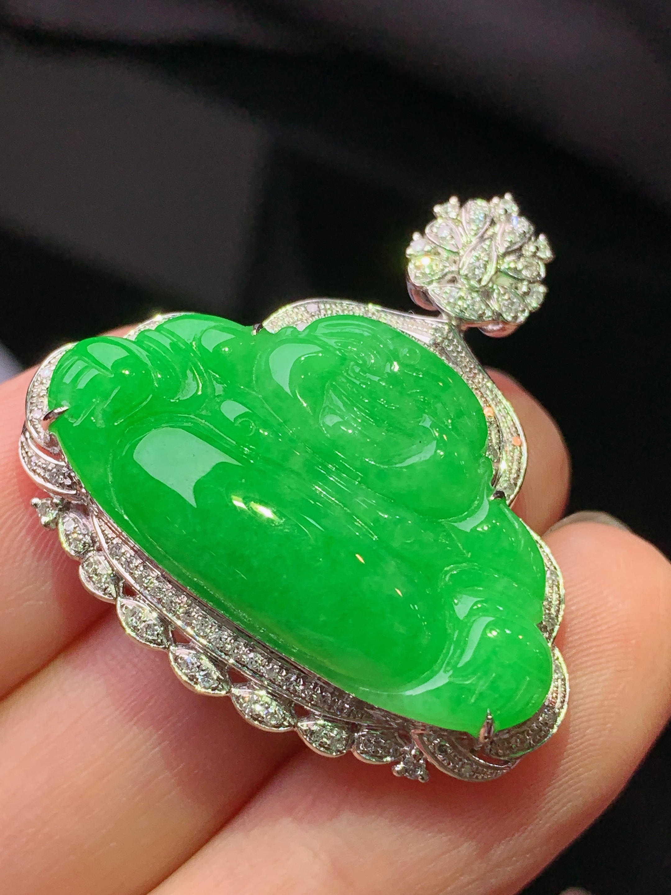 18k金钻镶嵌翠绿佛公吊坠 玉质细腻 色泽艳丽清新 水润亮眼 整体尺寸31.8*32*10m2