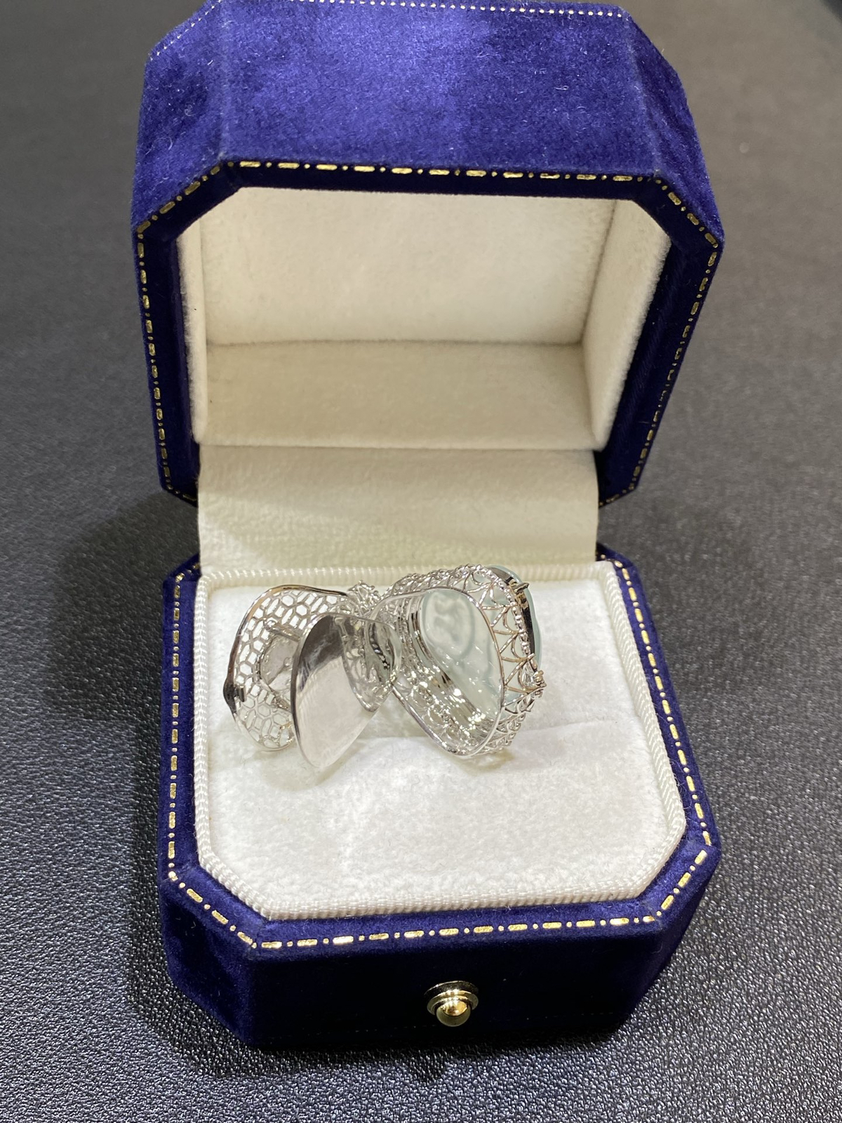 18Ｋ茅台白玻璃种起钢佛公吊坠
整体30.6/23.9/12.7
裸石18/20.5/3