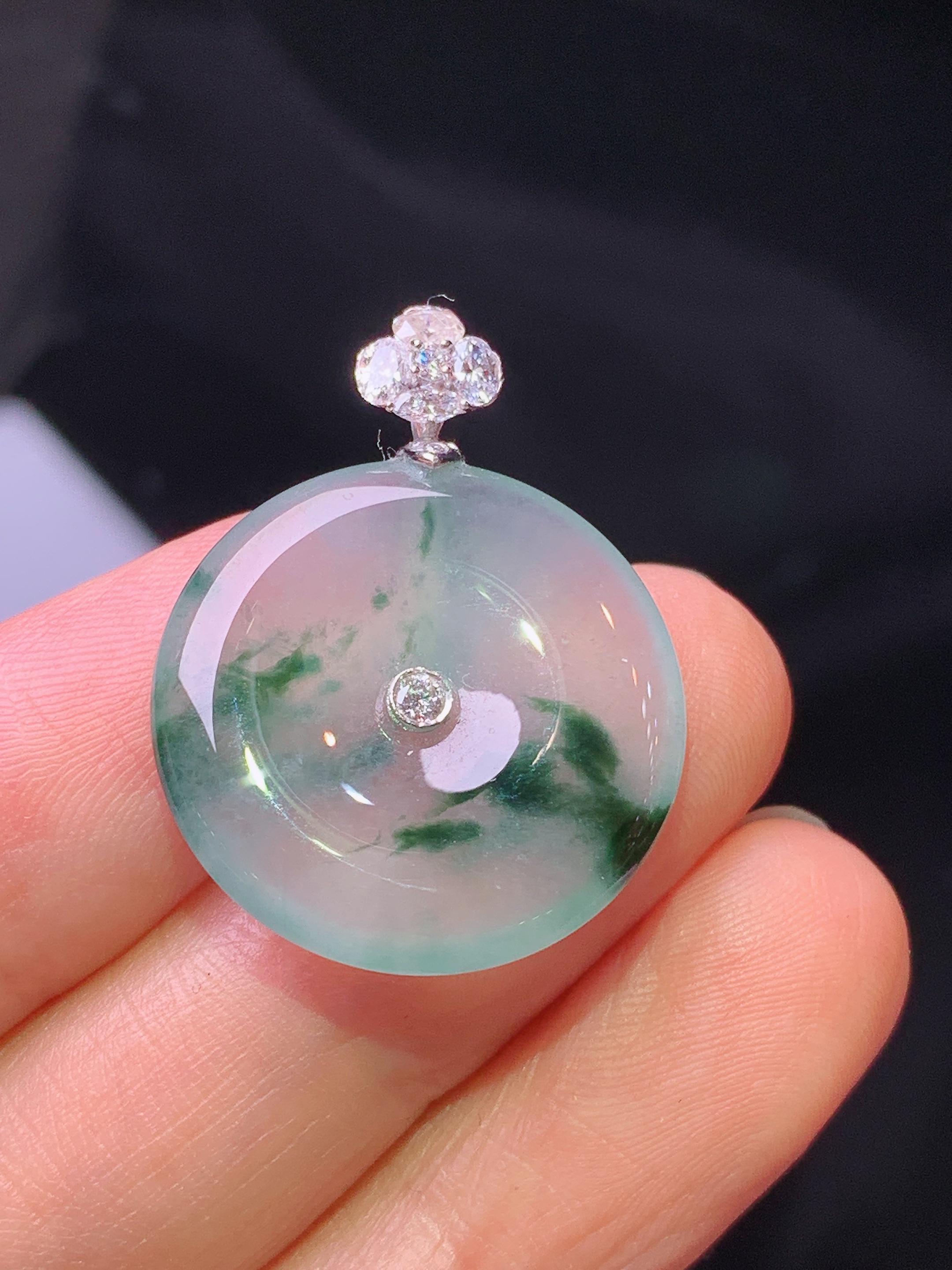 18k金钻镶嵌冰种飘绿平安扣吊坠 玉质细腻 色泽艳丽清新 水润亮眼 整体尺寸28*21.3*4.2c1