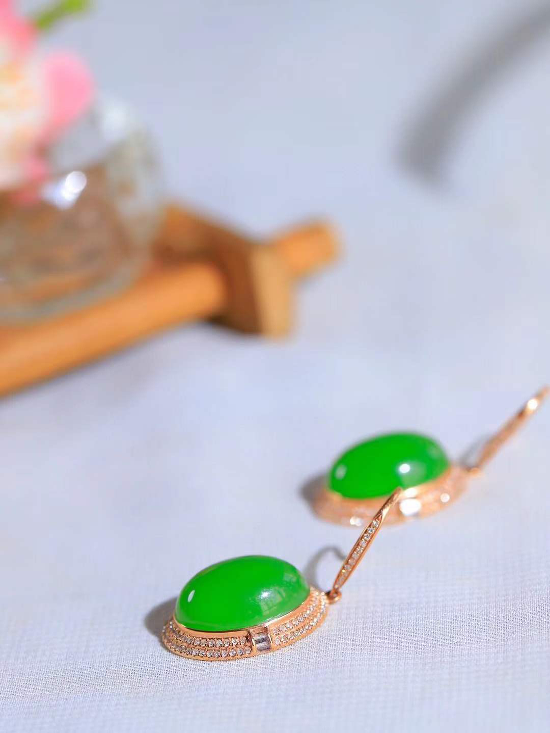 【金镶玉.耳坠】

精品和田玉碧玉镶嵌18k金.耳坠，金玉良缘 耳畔生辉，以和田温玉镌刻东方雅韵，金丝勾勒璀璨光华。金玉相嵌，寓意福泽绵长、情缘永固。佩戴间，既有玉的从容气度，又蕴金的尊贵风雅。耳畔摇曳生姿，点亮东方美学的含蓄与奢华。时光流转，唯爱恒久如金，初心温润似玉。总重6.7克 裸石尺寸取一16-12mm 5540500A