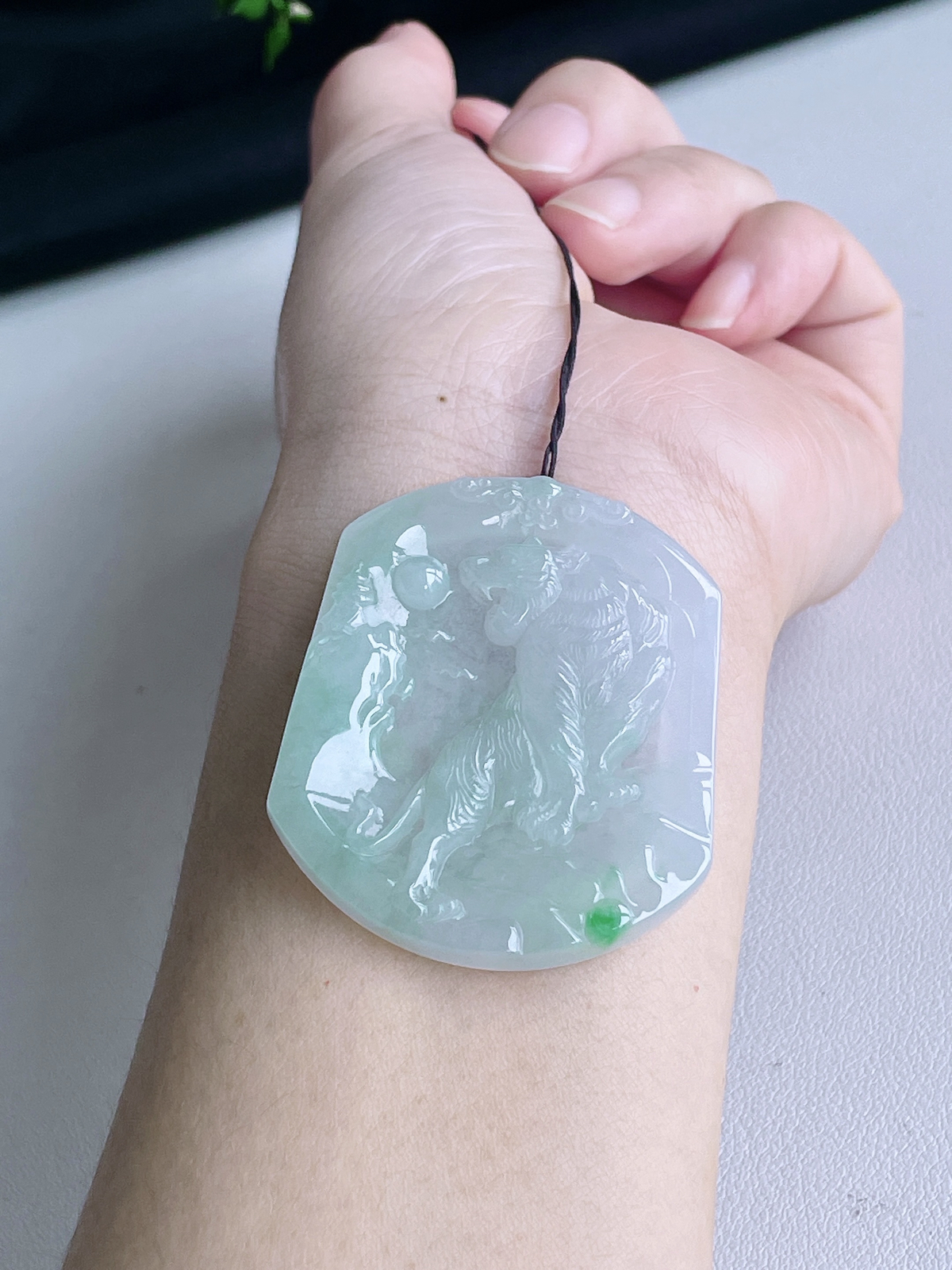 【裸石】冰飘花生肖虎牌吊坠
【说明】缅料 性价比高  
【尺寸】50.2-42.8-6