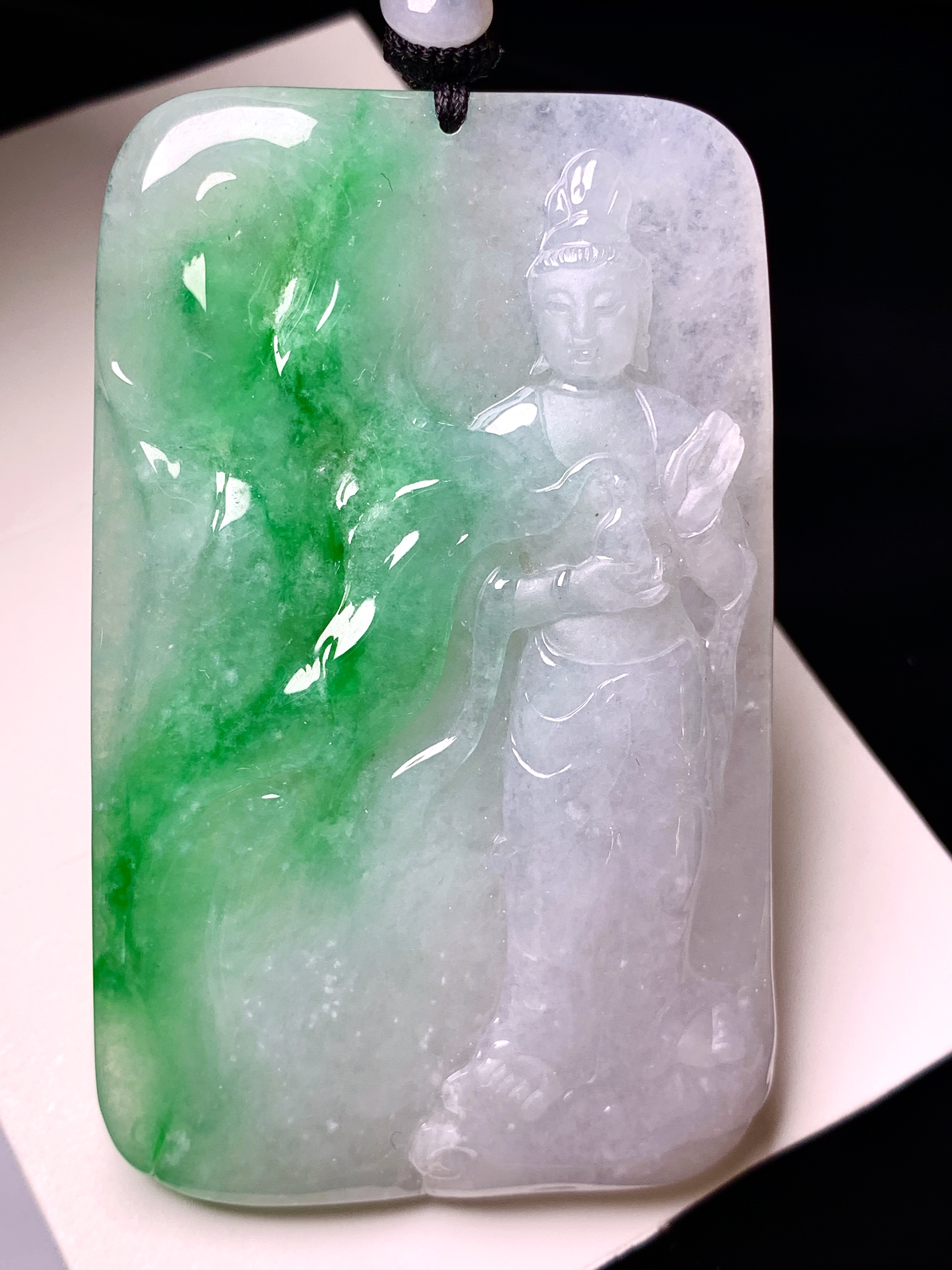 飘绿观音菩萨吊坠 玉质细腻 色泽艳丽清新 水润亮眼 整体尺寸69*43*8.2w1