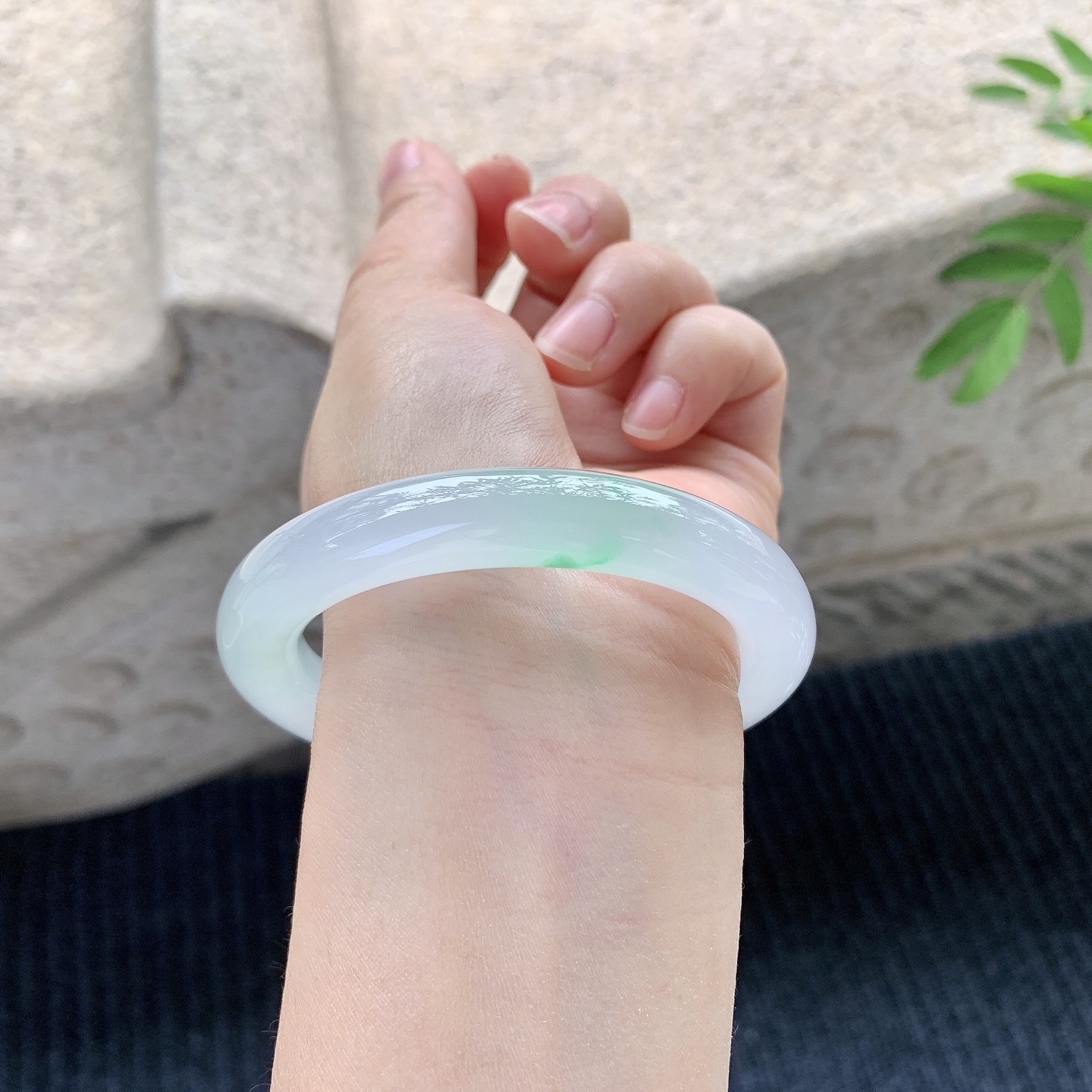 圆条54 55【圈口】55.7/10.5/10.2【】喜询【编码】HT120502【描述】冰种飘绿，清透，水润，种老，细腻，打灯有棉絮