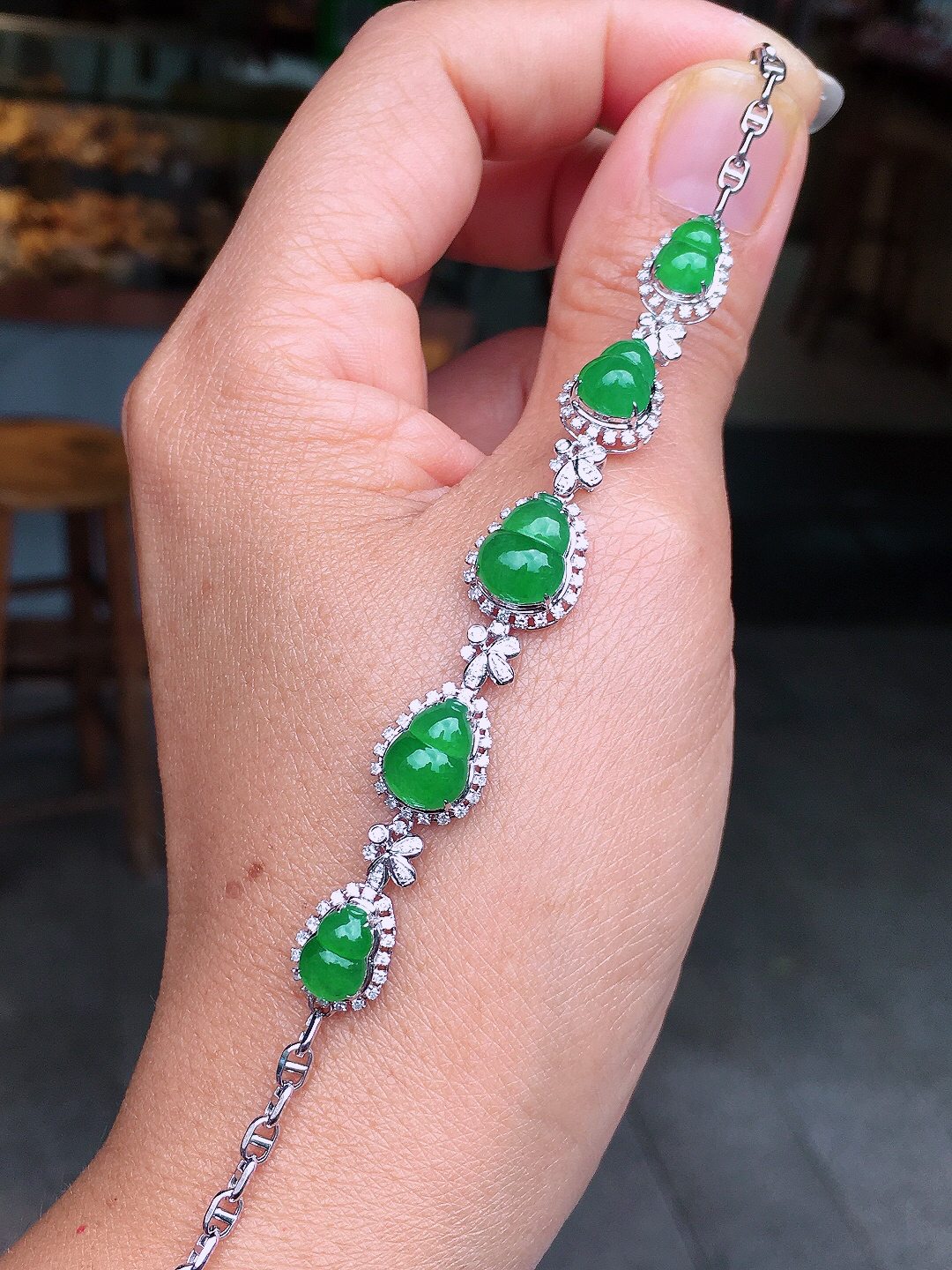 阳绿葫芦手链，色泽均匀艳丽，玉质细腻，荧光感超
强，饱满圆润，尽显优雅气质，18k
金豪华镶嵌